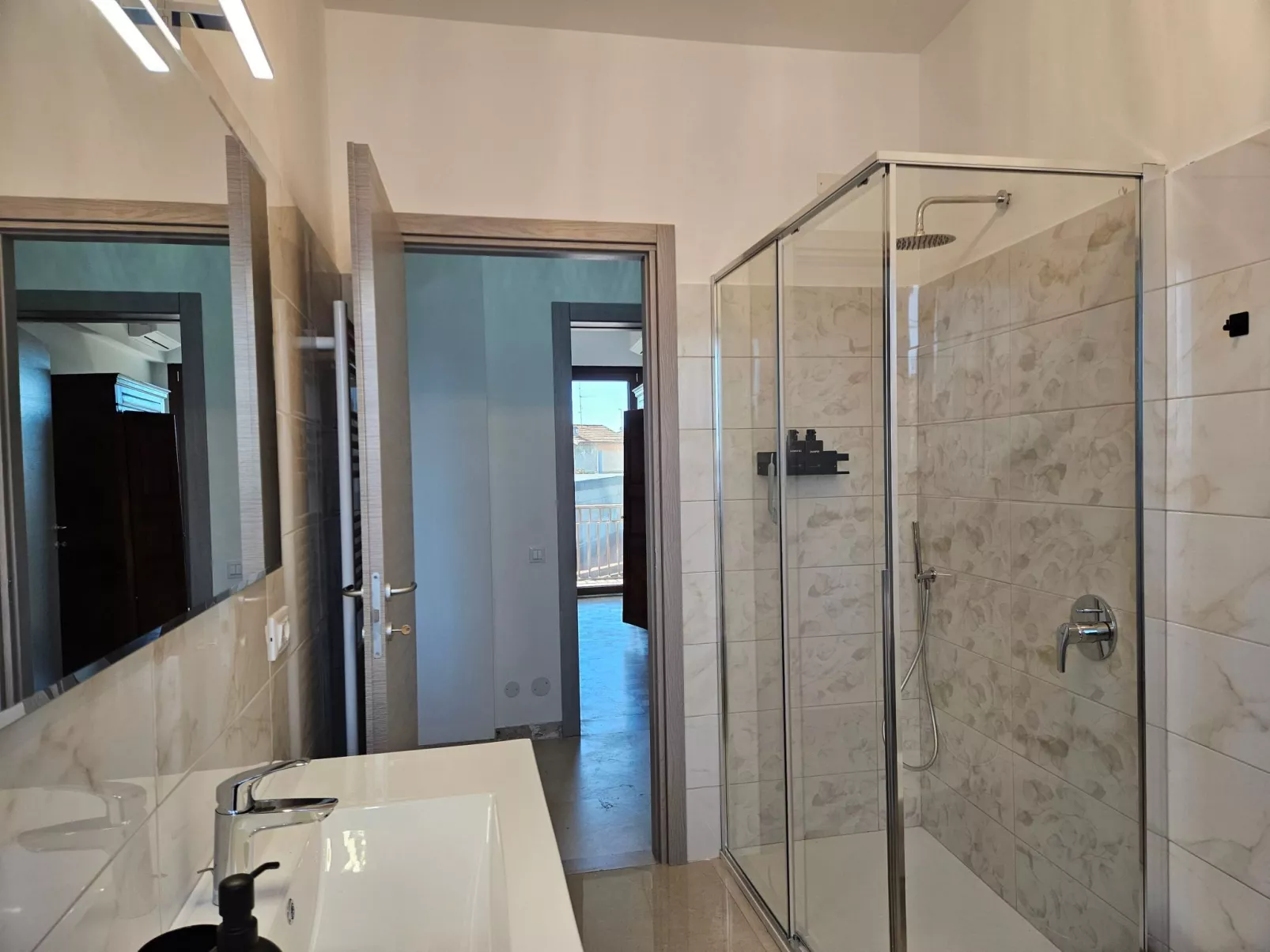 Zwischen Seen und Hügeln in Pina by Holiday World-Drinnen