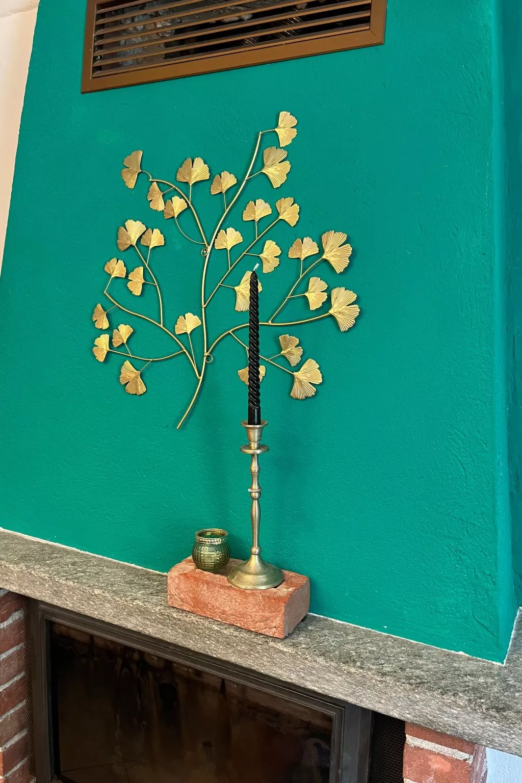 Typisches Bauernhaus mit holzbefeuertem Kamin-Dedans