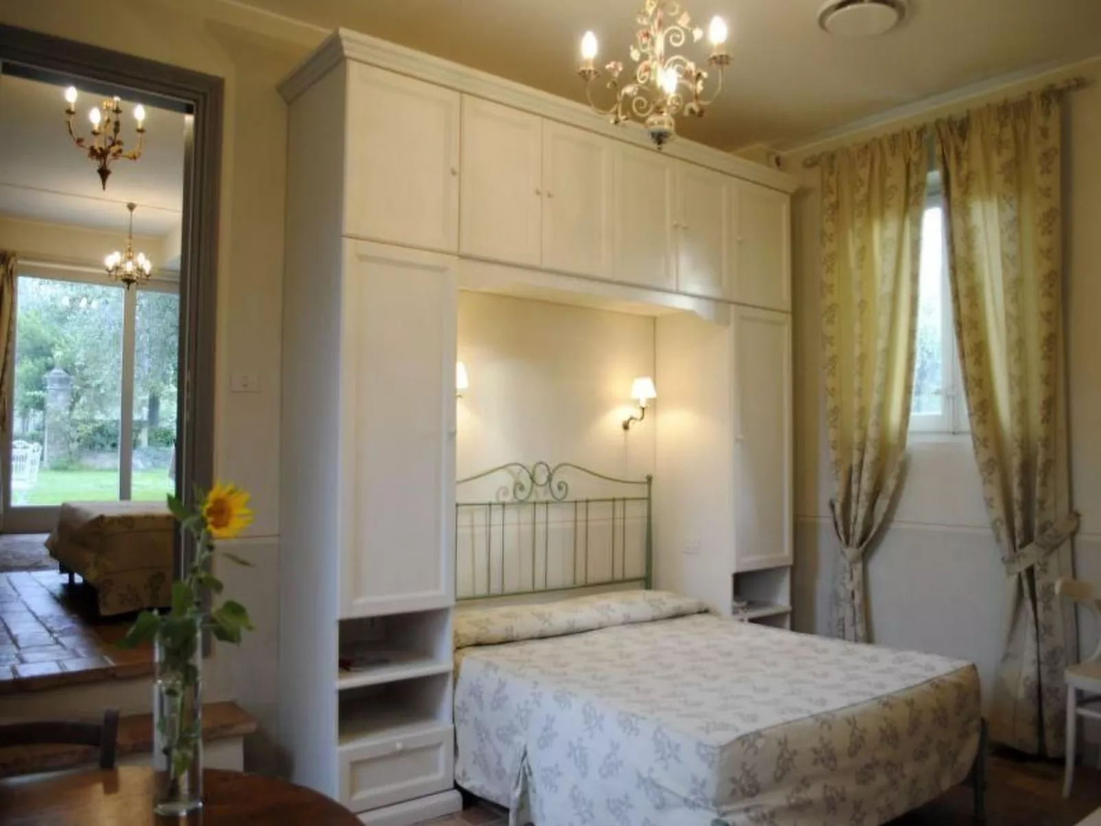 In einem Bauernhaus in den Hügeln, mit Garten und Pool-Inside