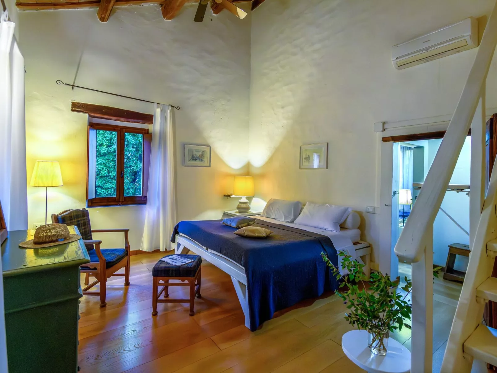 Licht unter den Buchen, Marche Urlaub, privater Pool-Dedans