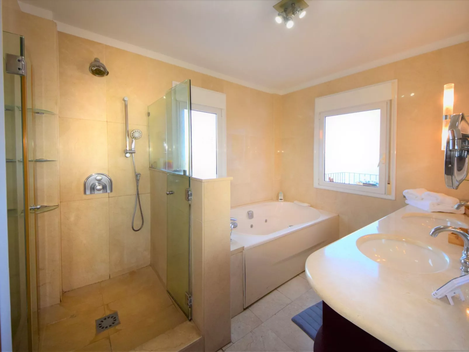 Ferienvilla "Villa Syrah" mit Jacuzzi-Image-tags.info