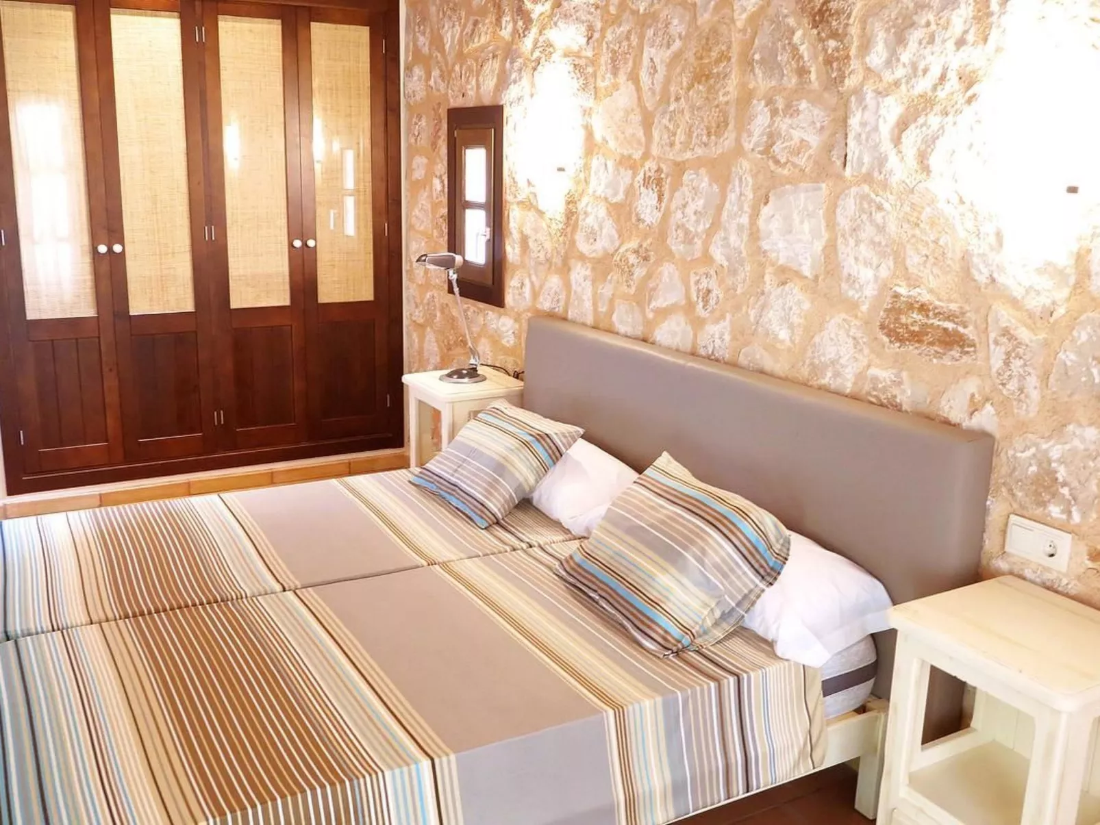 Mit großem Pool,  parkähnlichen Garten-Drinnen