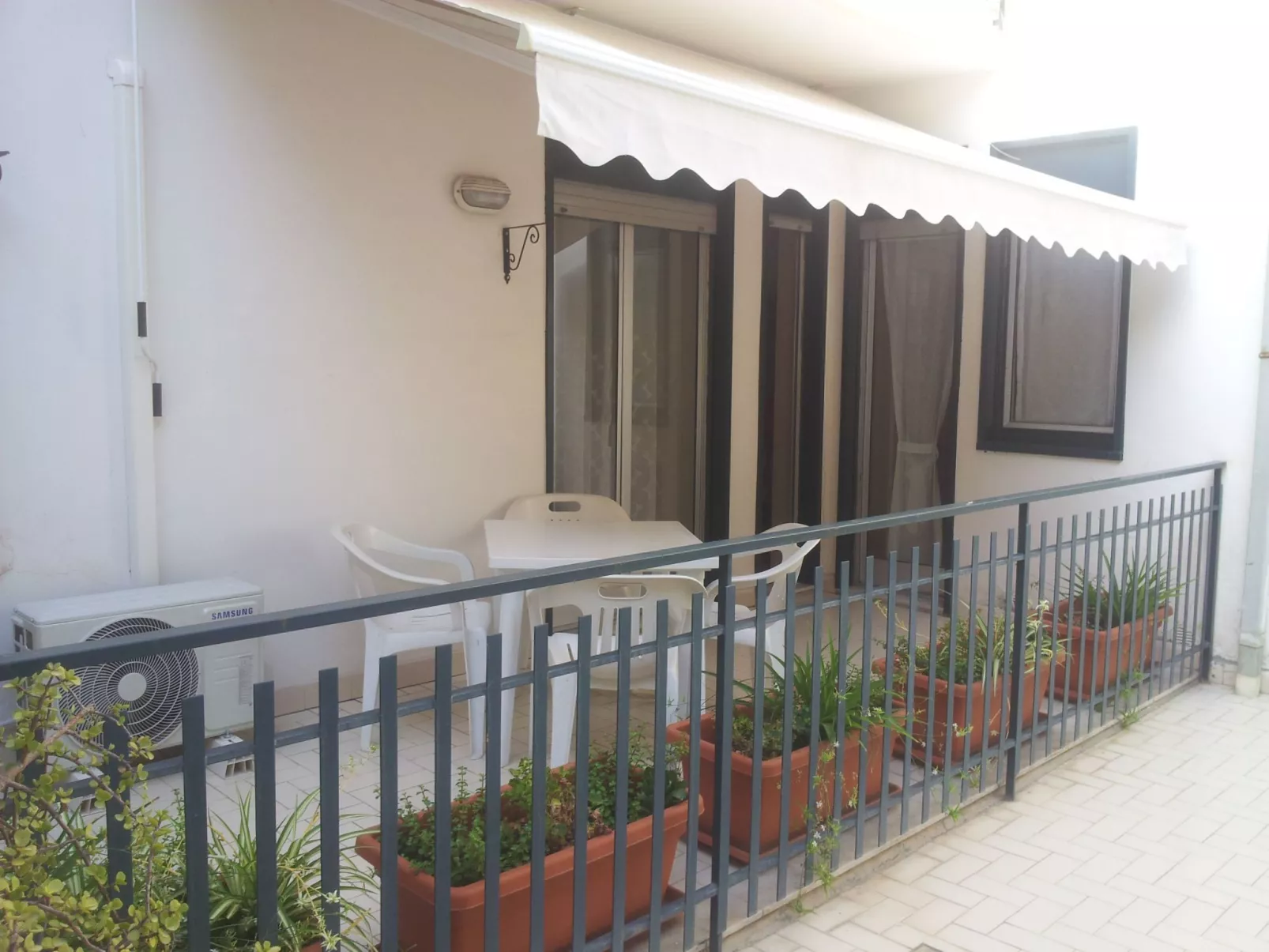 Gemütliche Wohnung in Borgo-Sanzio mit Privatparkplatz-Dehors