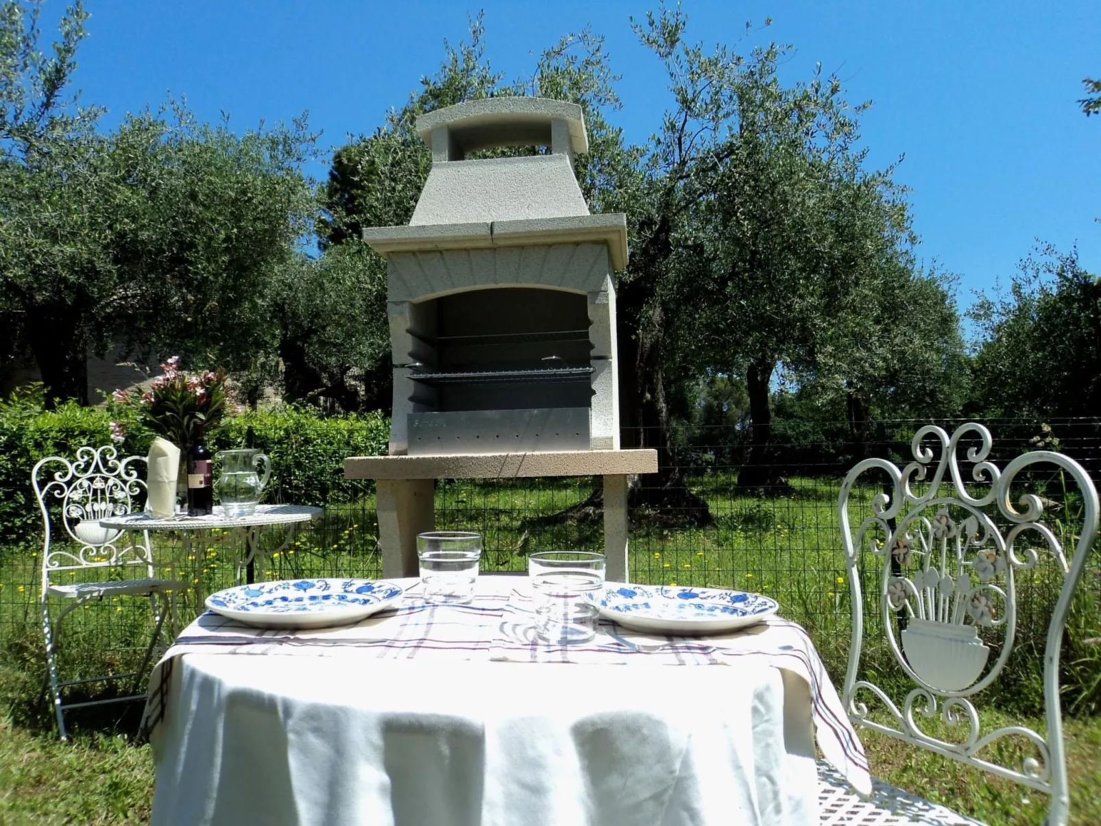 Studio-Apartment mit Garten, Grill, Pool und Aussicht-Dedans