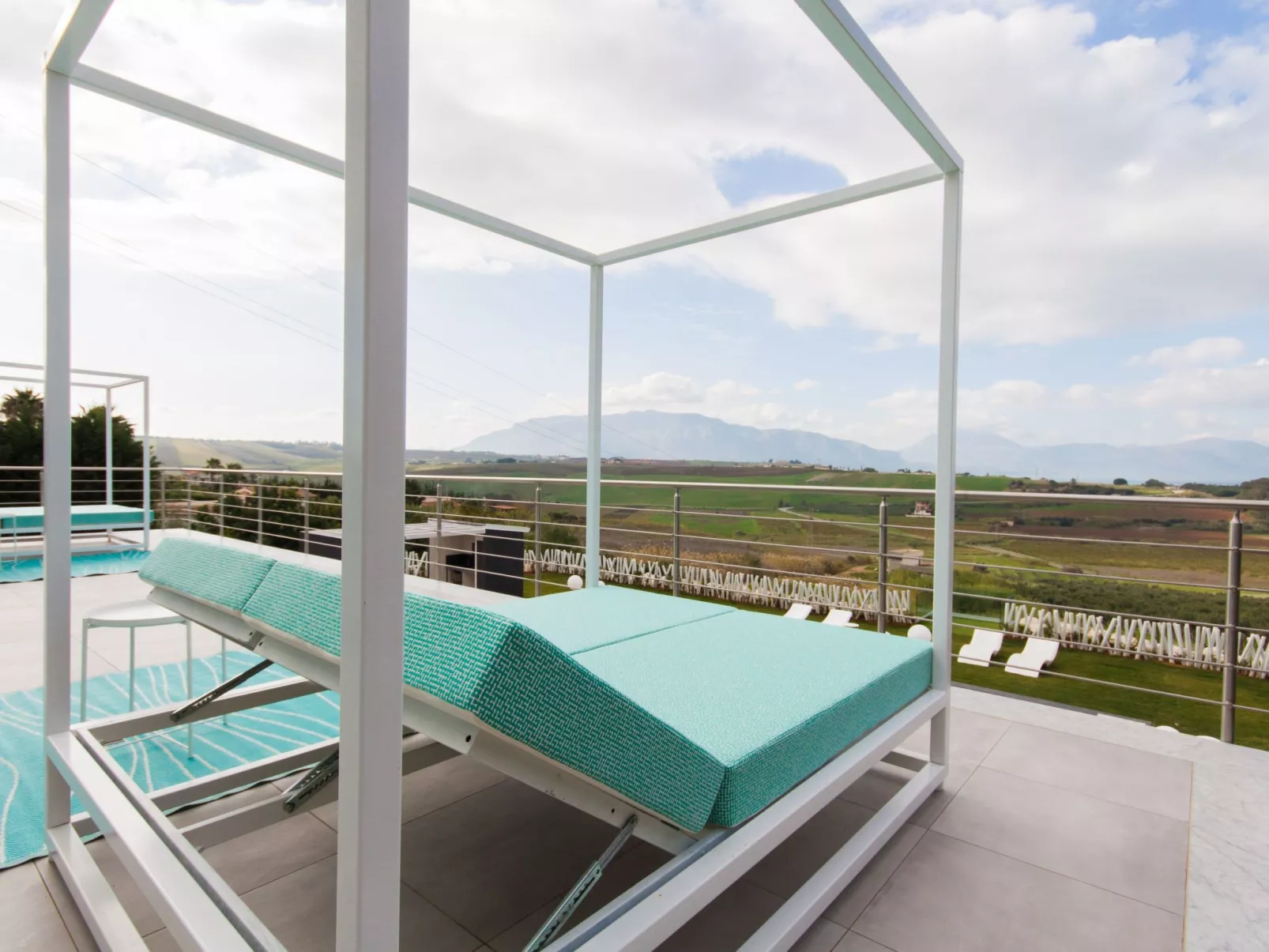 Weiße Luxusvilla-Dedans