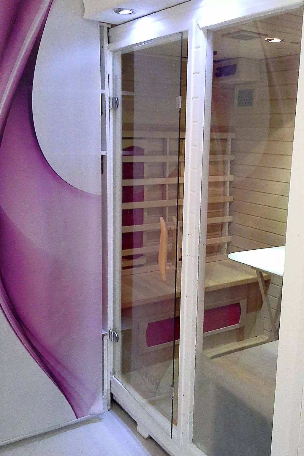 Sonniges Ferienhaus mit Grill, Garten und Pool-Inside