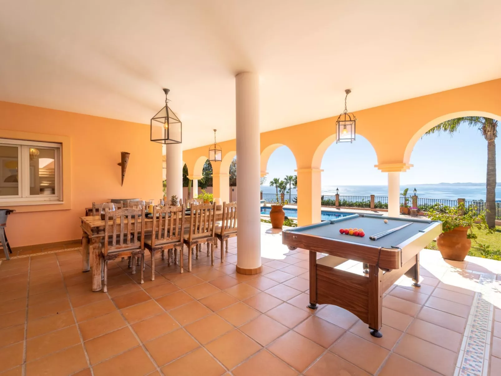 Luxuriöse Villa mit beheiztem Pool und Whirlpool-Drinnen