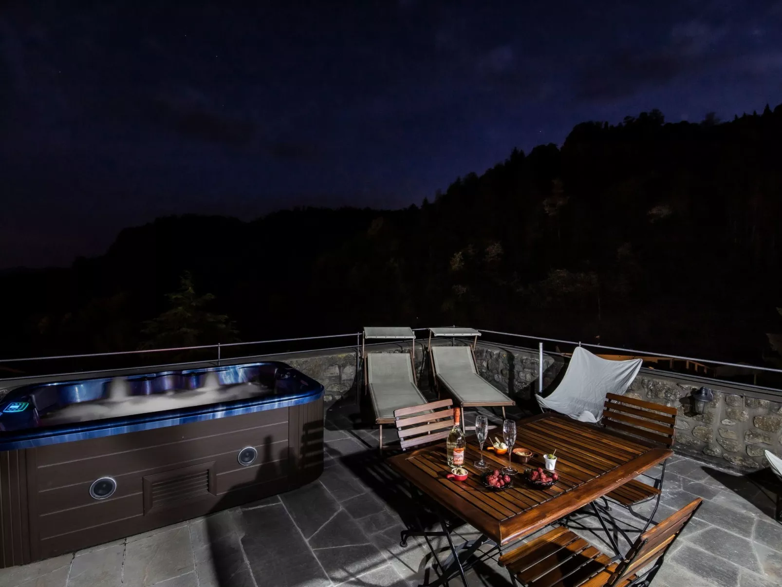 Medieval Tower mit Whirlpool auf der Dachterrasse-Image-tags.info