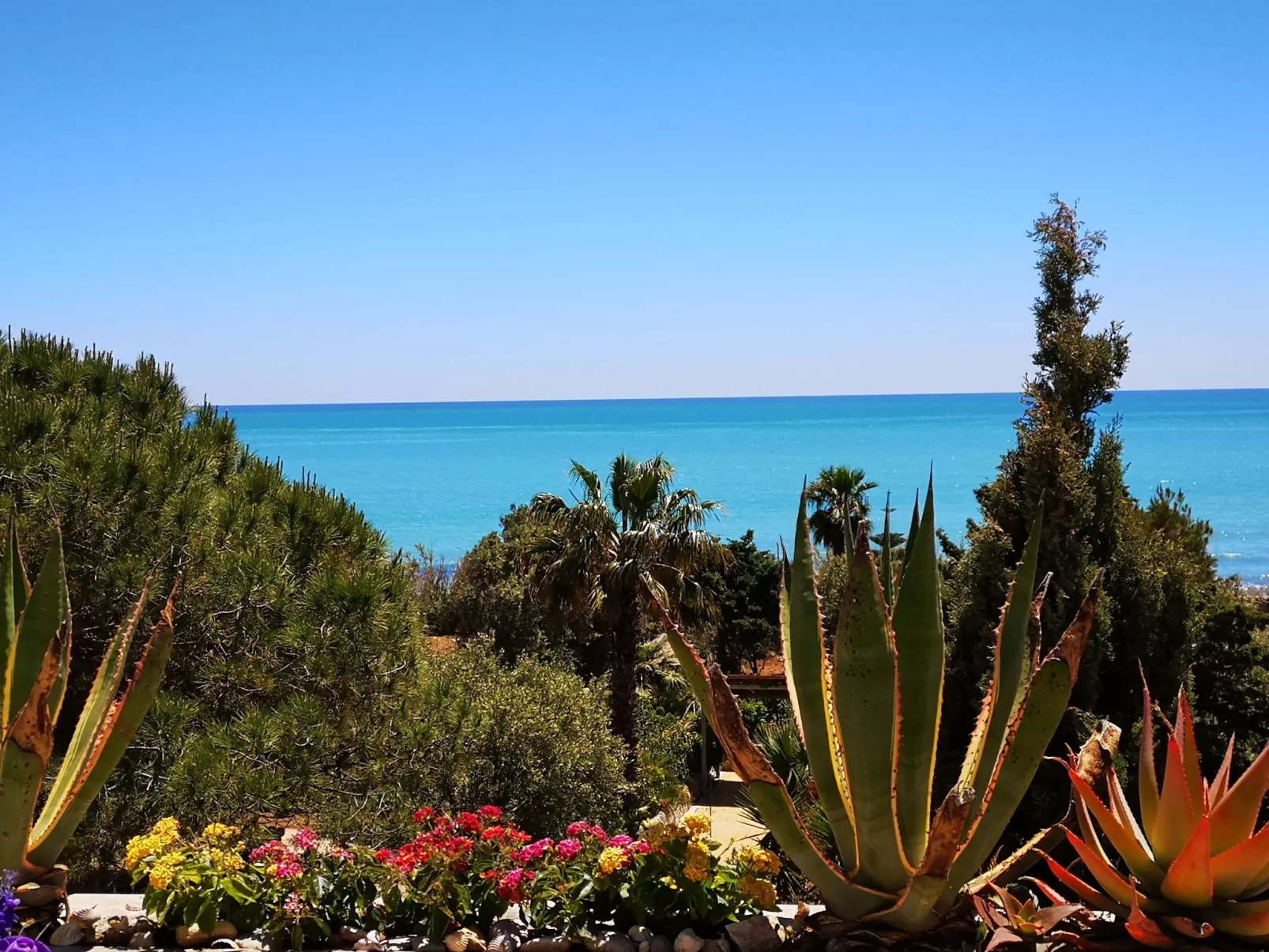 Mit grosser Terrasse direkt am Meer-Outside