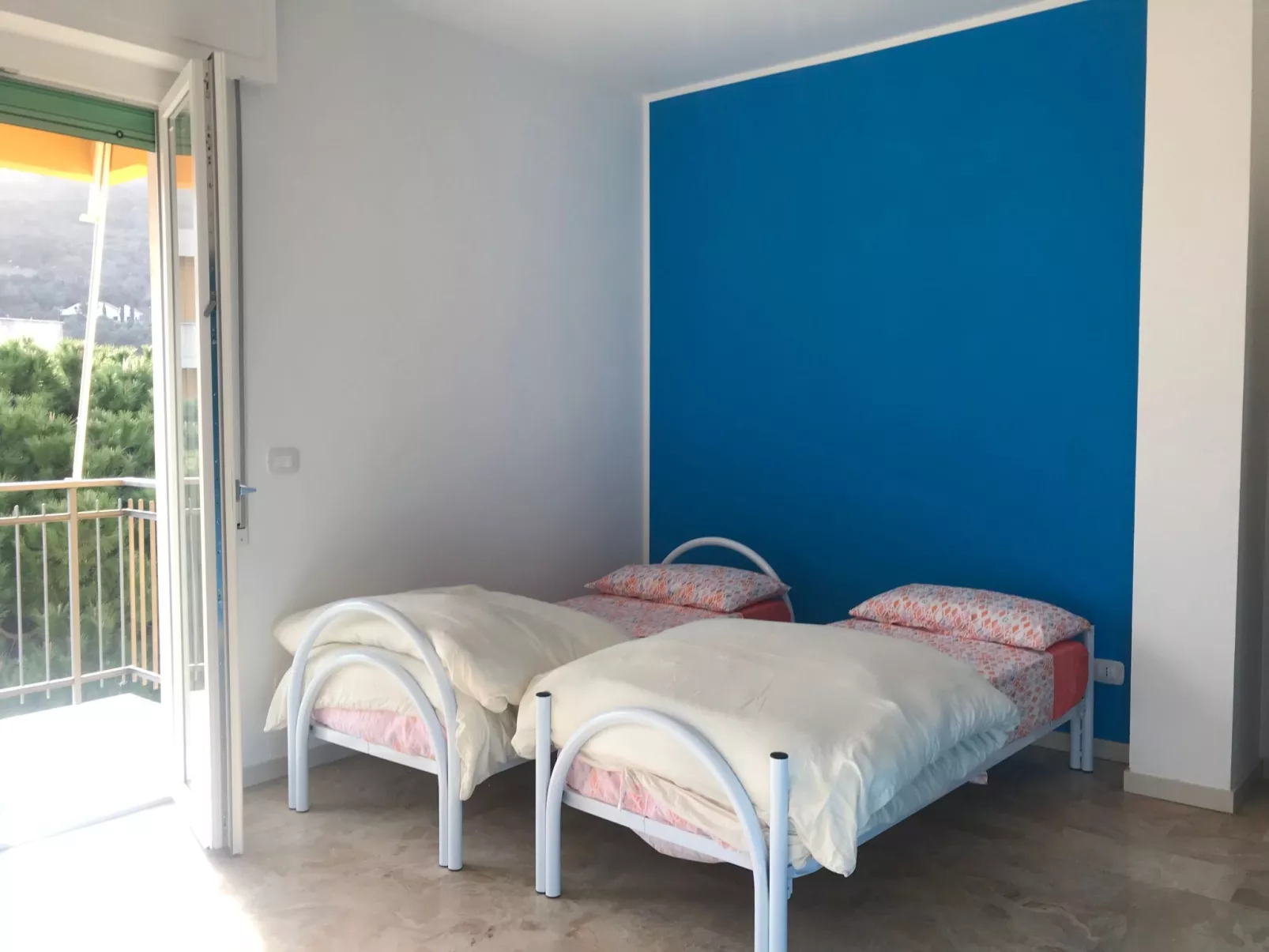 'White' mit Balkon-Drinnen