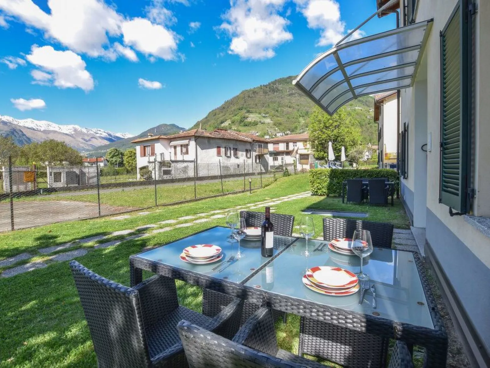 Angenehme Wohnung mit Garten und Pool-Draußen