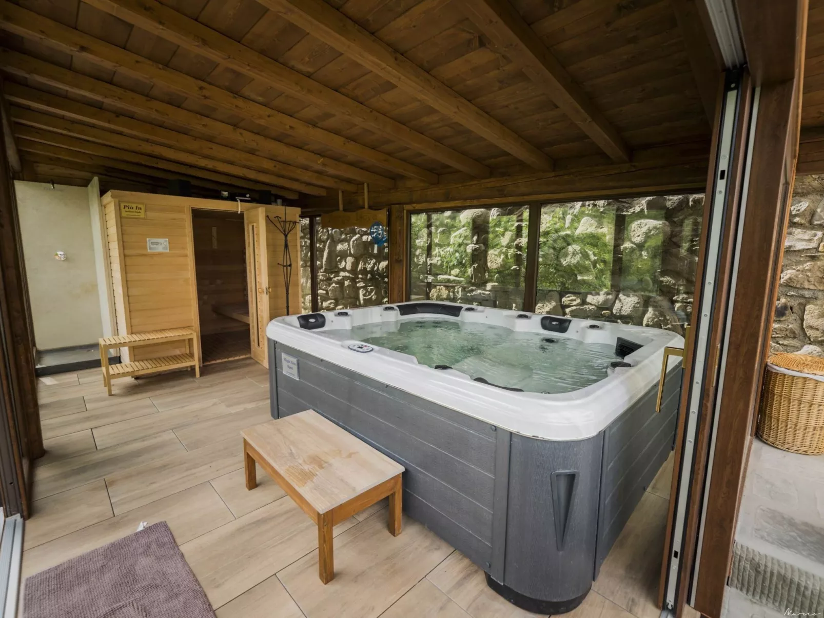 'Case cioni' mit Schwimmbad-Drinnen