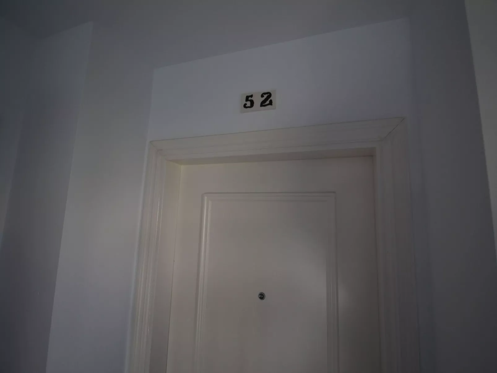 Mit Blick auf das Wasser-Dedans