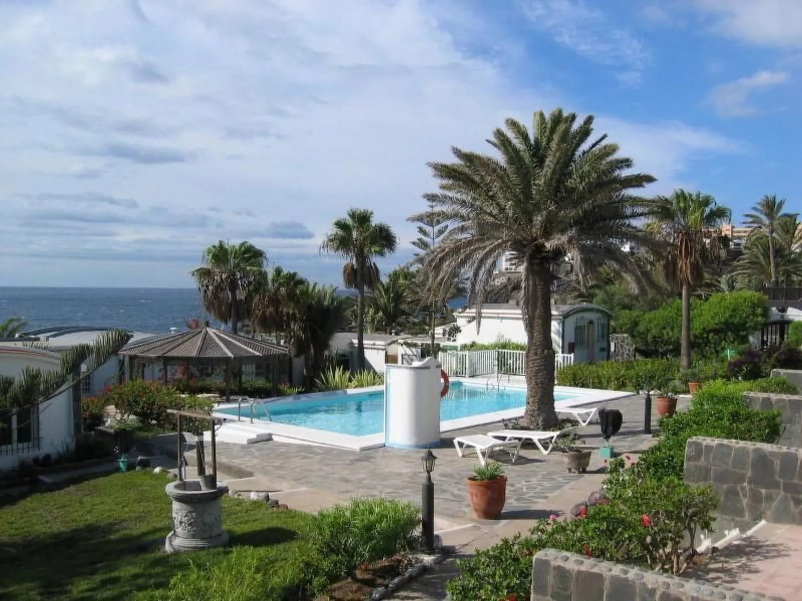 Bungalow auf einem Felsen direkt am Meer-Inside