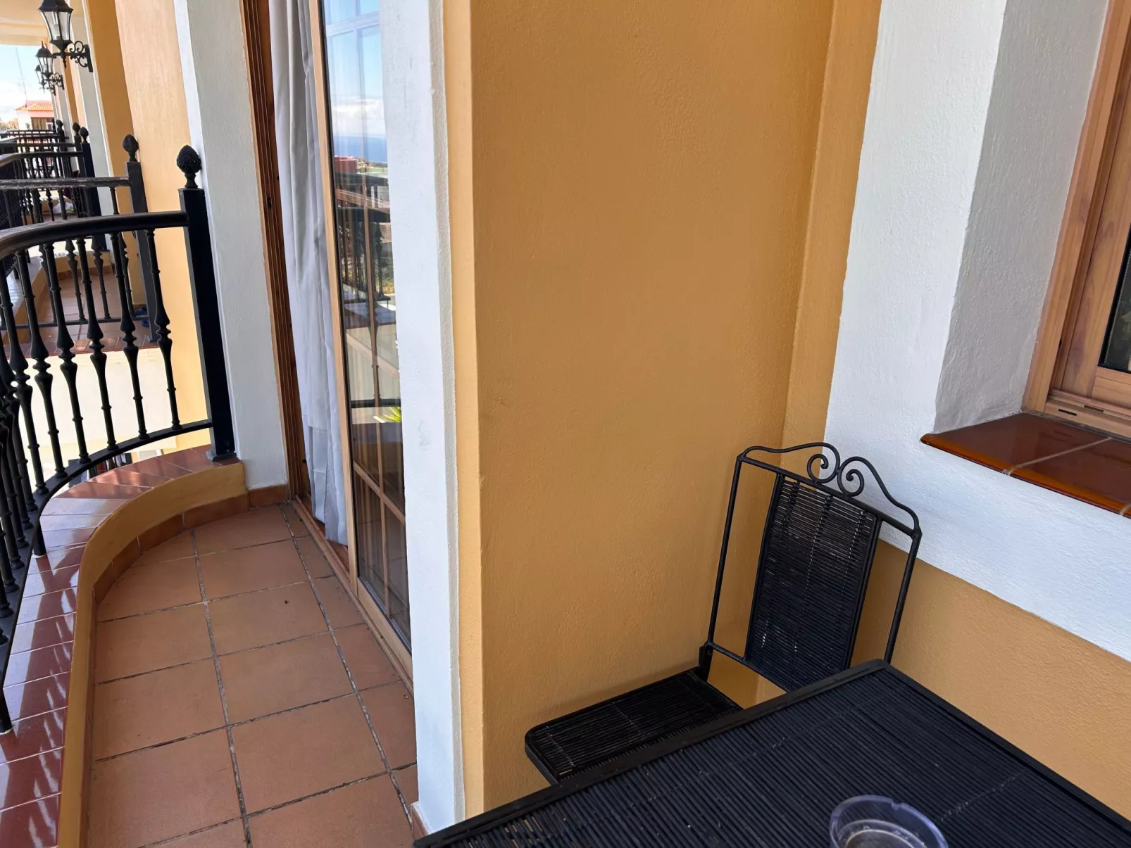 Apartment mit Balkon und Meerblick-Draußen