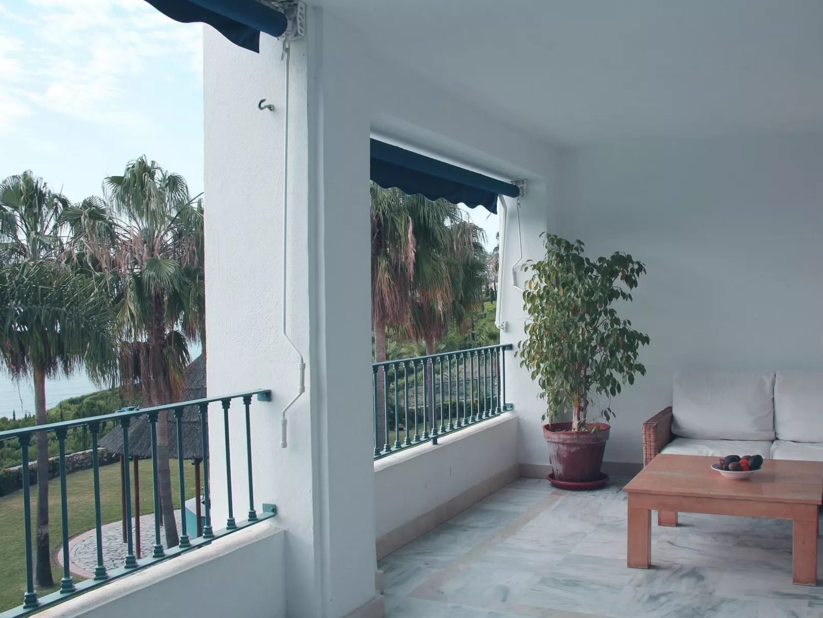 Mit Terrasse, Pool und Garten-Outside