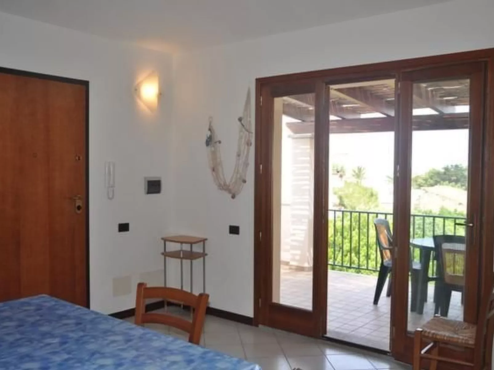 Unterkunft mit Terrasse am Meer-Drinnen