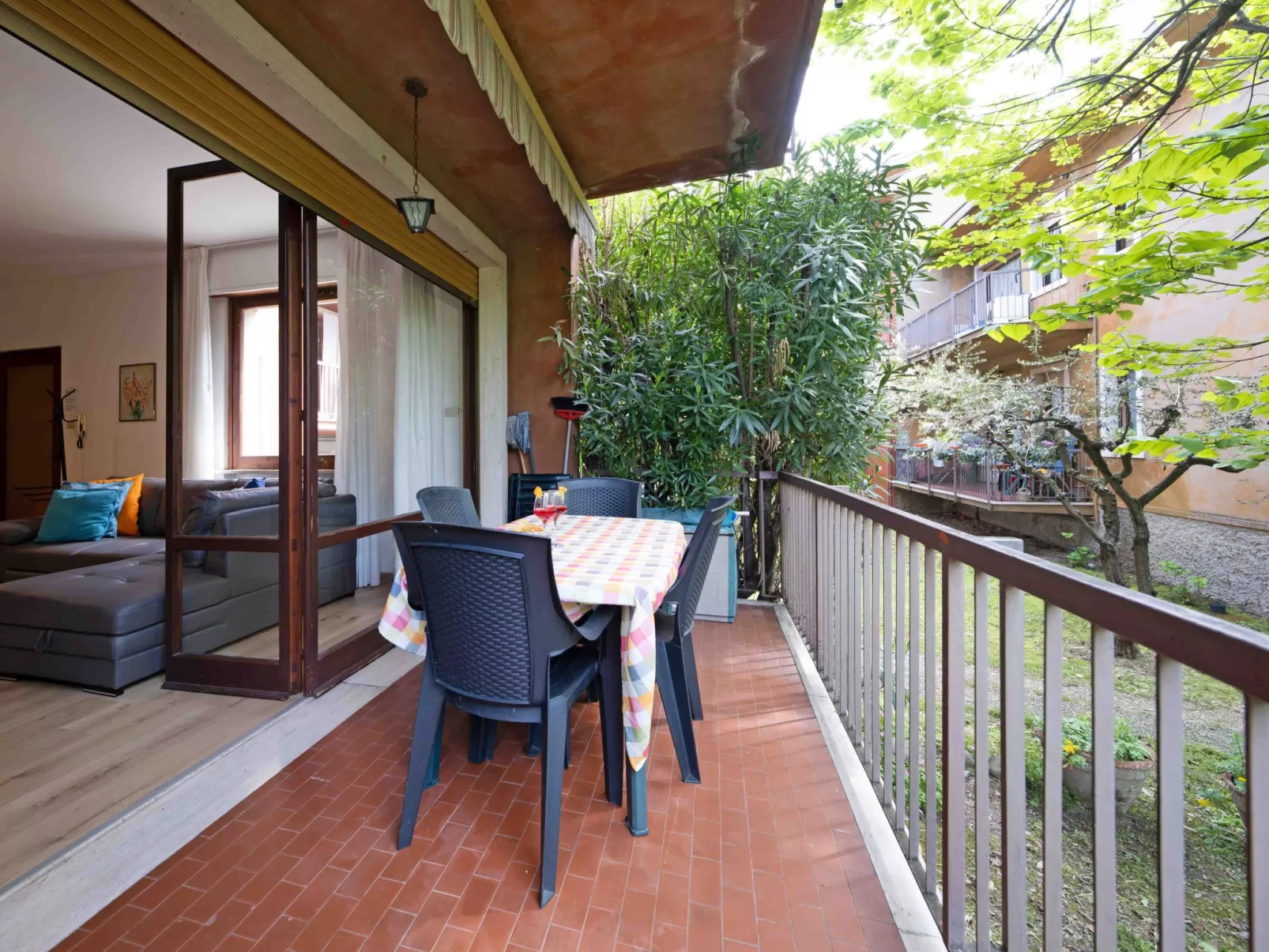 Mit Terrasse-Drinnen