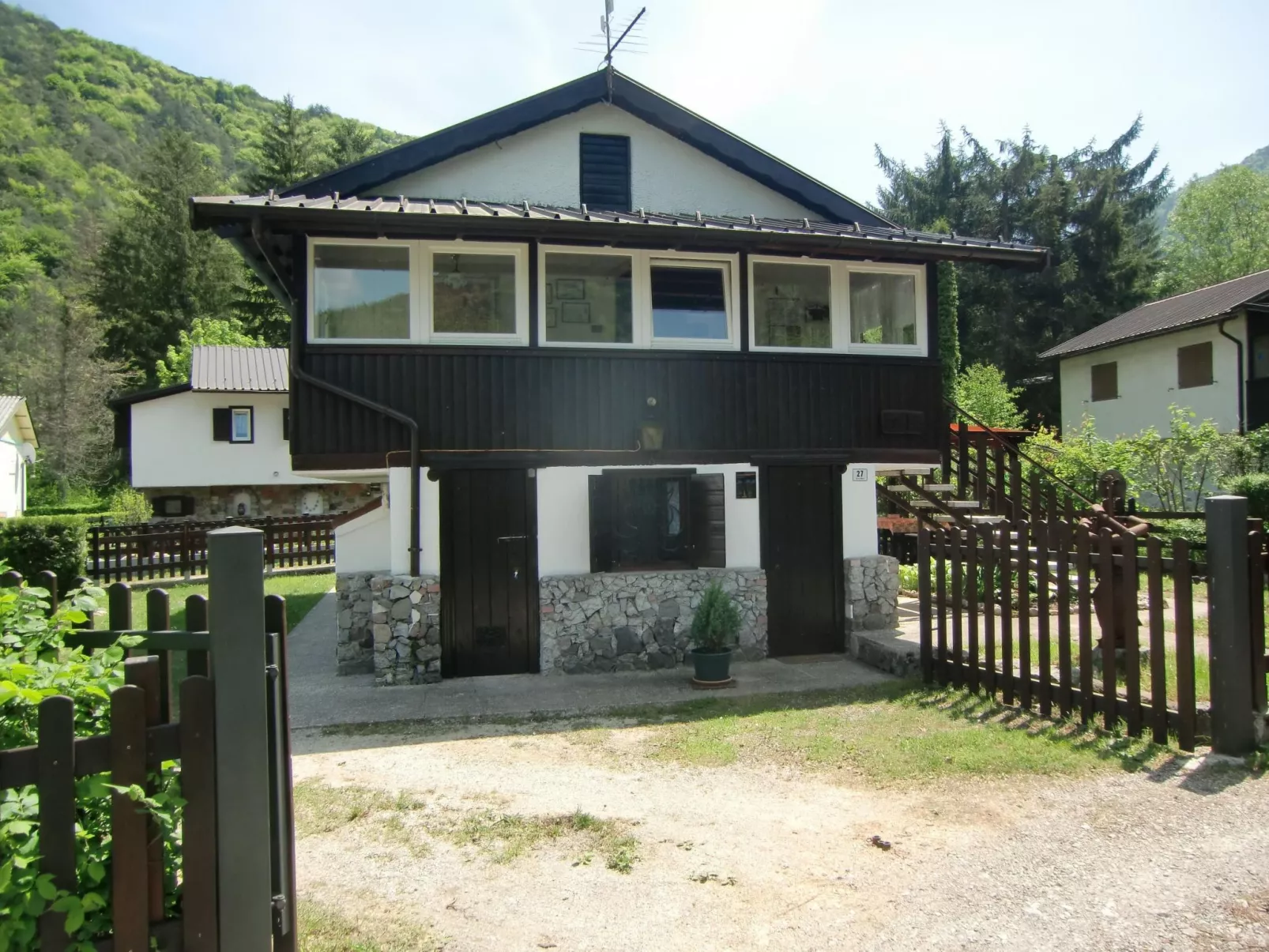 Freistehendes Haus mit eingezäuntem Privatgarten-Image-tags.info