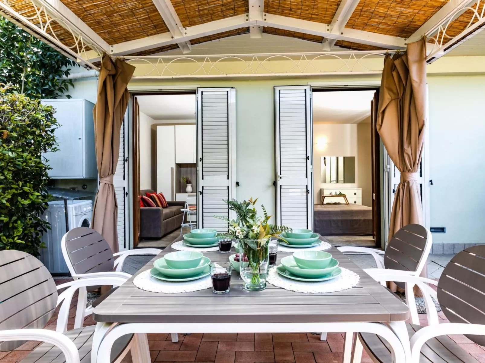 Wohnung mit separatem Eingang und kleinem privaten Innenhof.-Dedans