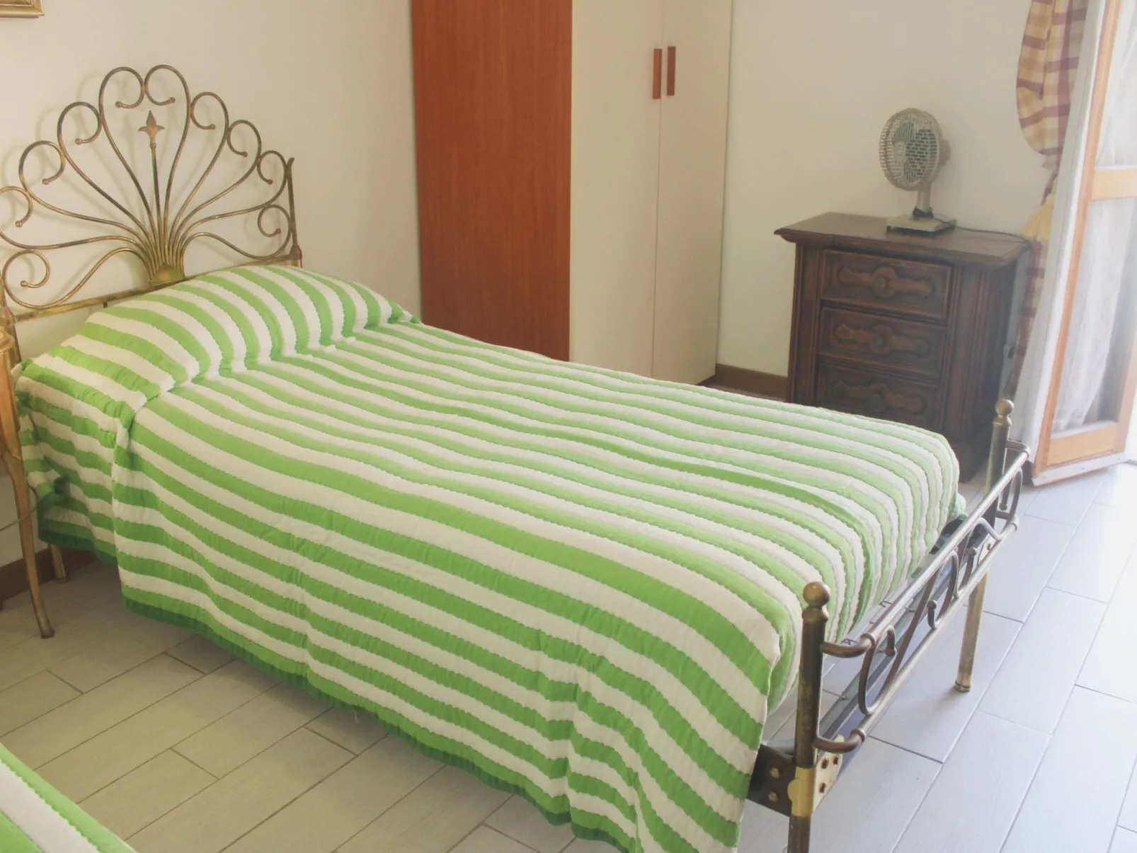 Sehr zentral mit Parkmöglichkeit-Drinnen