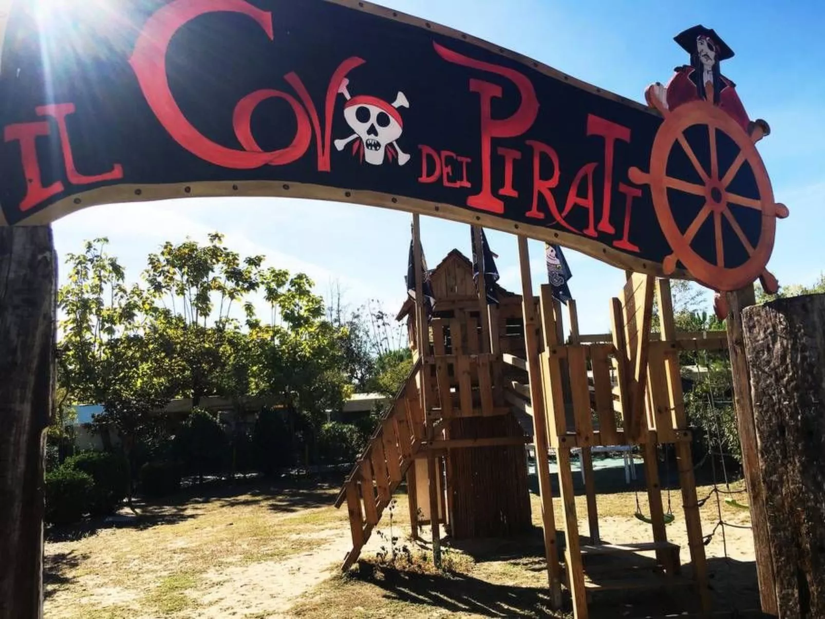 Mobilheim auf einem Campingplatz in der Nähe des Meeres und Pisa-Draußen