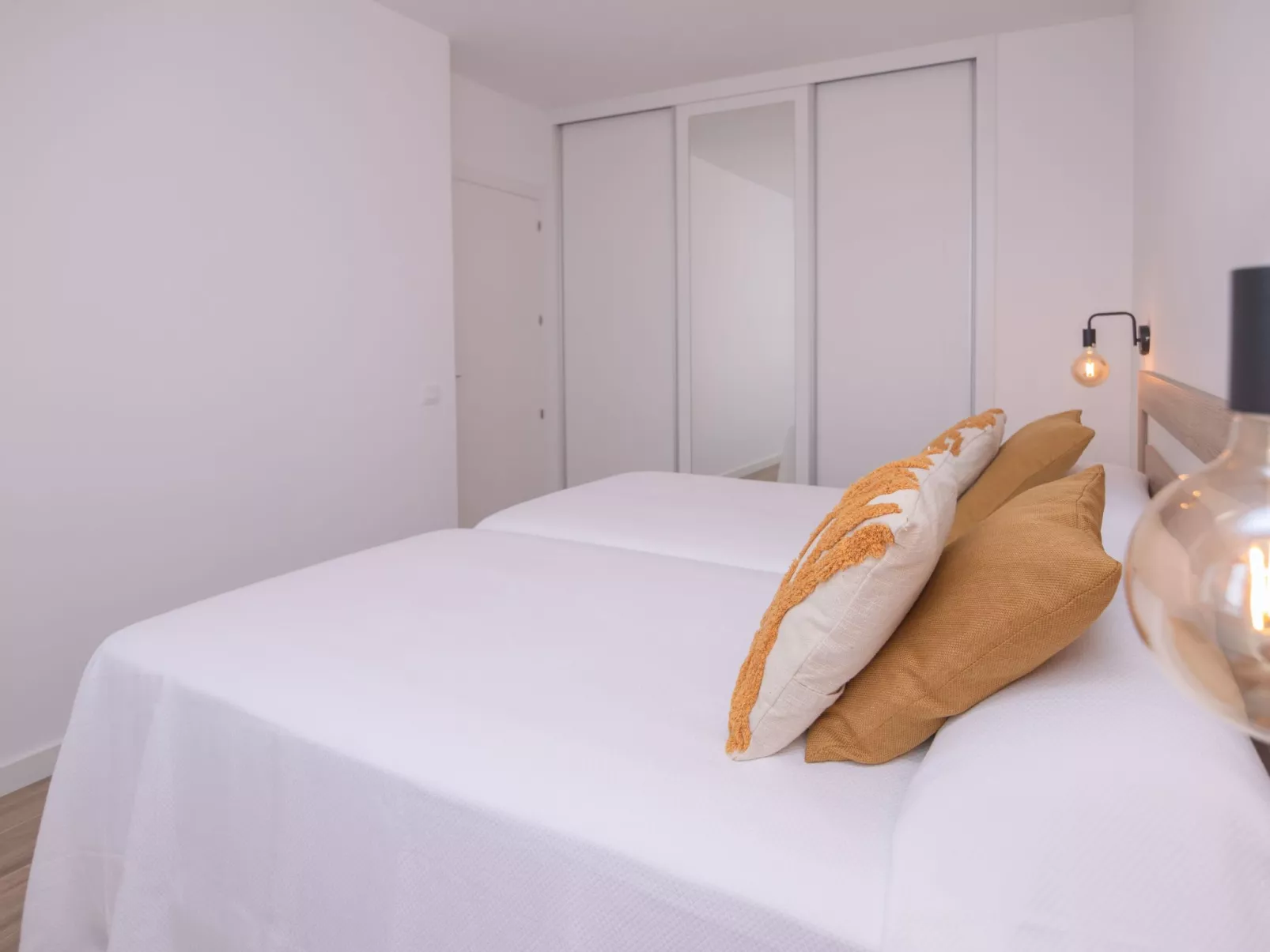 Modernes und helles Ferienhaus direkt am Meer, mit zwei großen Terrassen, Garte-Drinnen