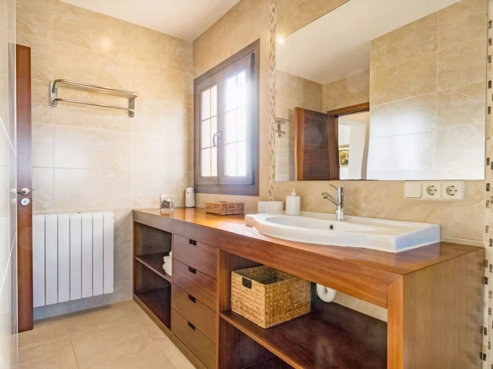 Schöne Villa mit Pool in der Nähe des Strandes-Drinnen