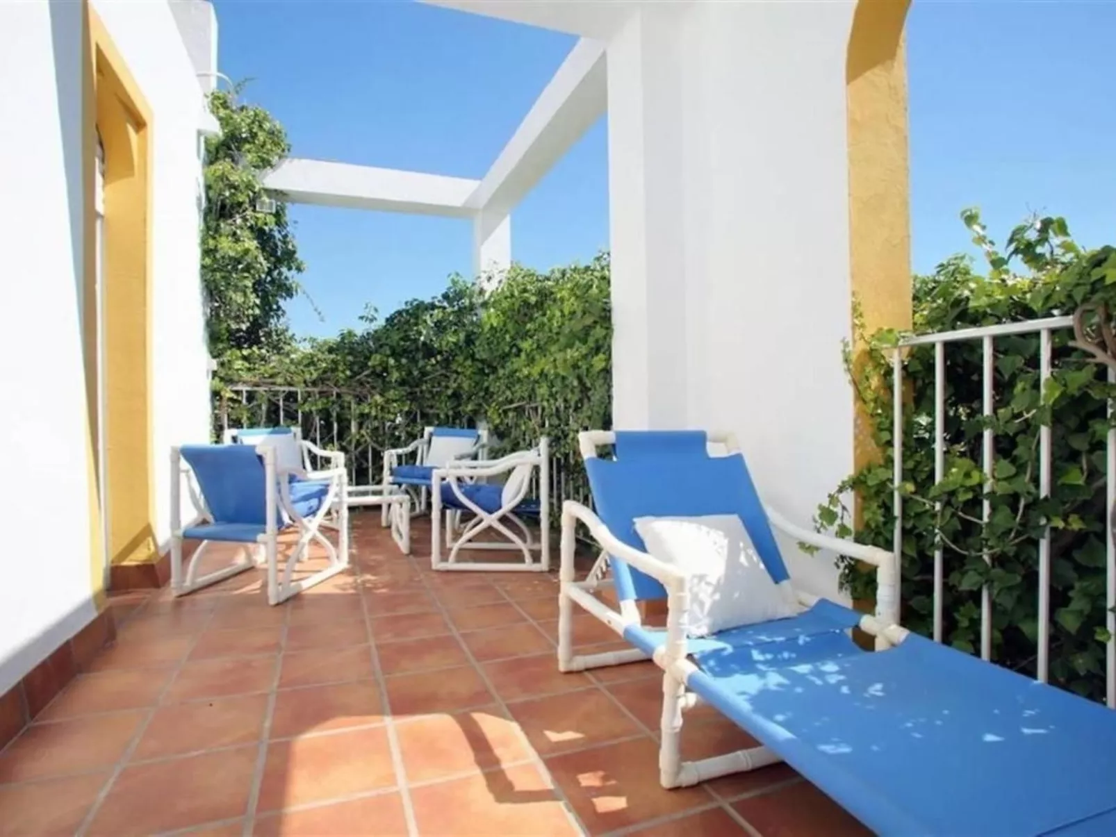 Schöne Villa, großer Pool und Garten-Outside