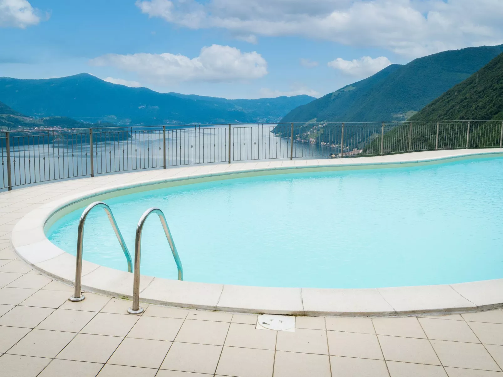 Serafino - Terrasse und Pool am Iseosee-Dedans