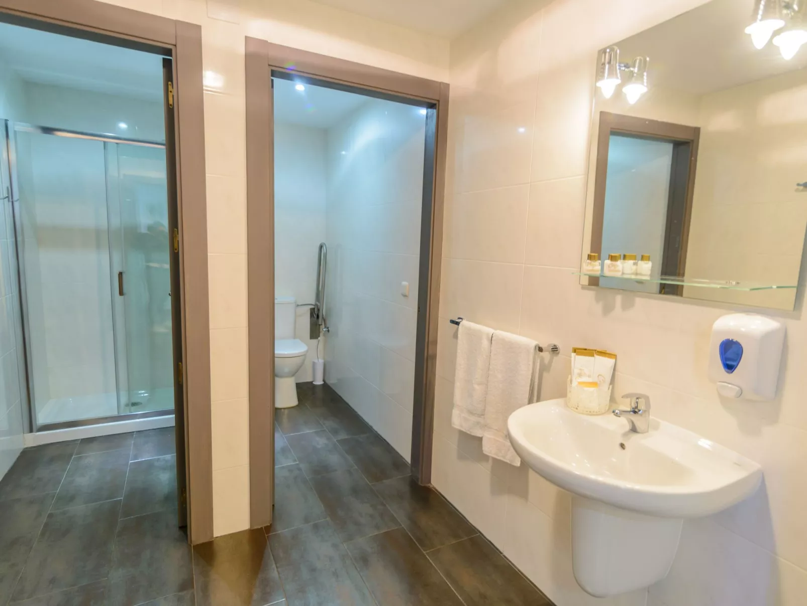 Spa-Spielzimmer mit Außen-Whirlpool und Schwimmbad-Inside