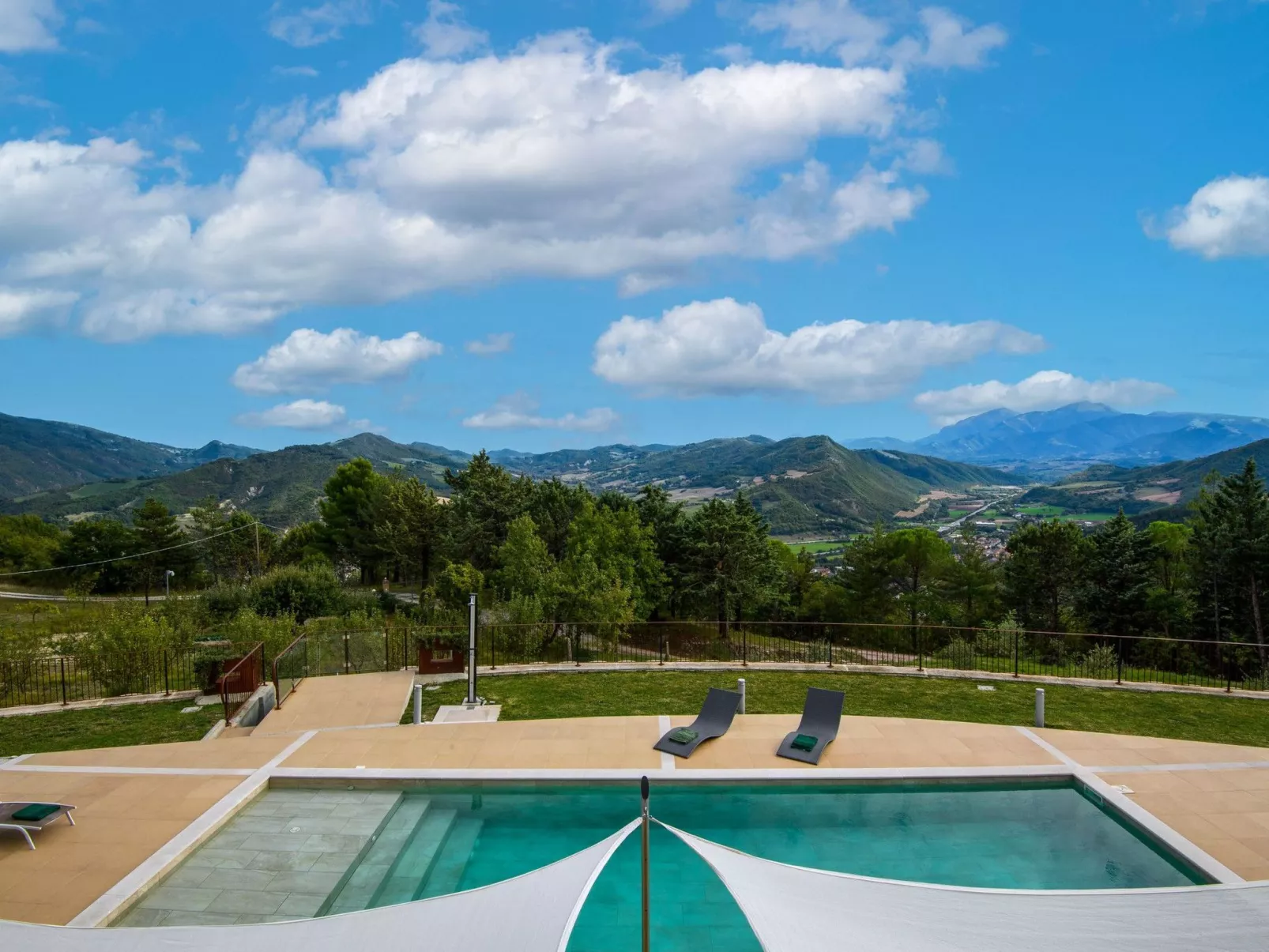 Villa Montefalcone, Außen- und Innenpool-Dehors