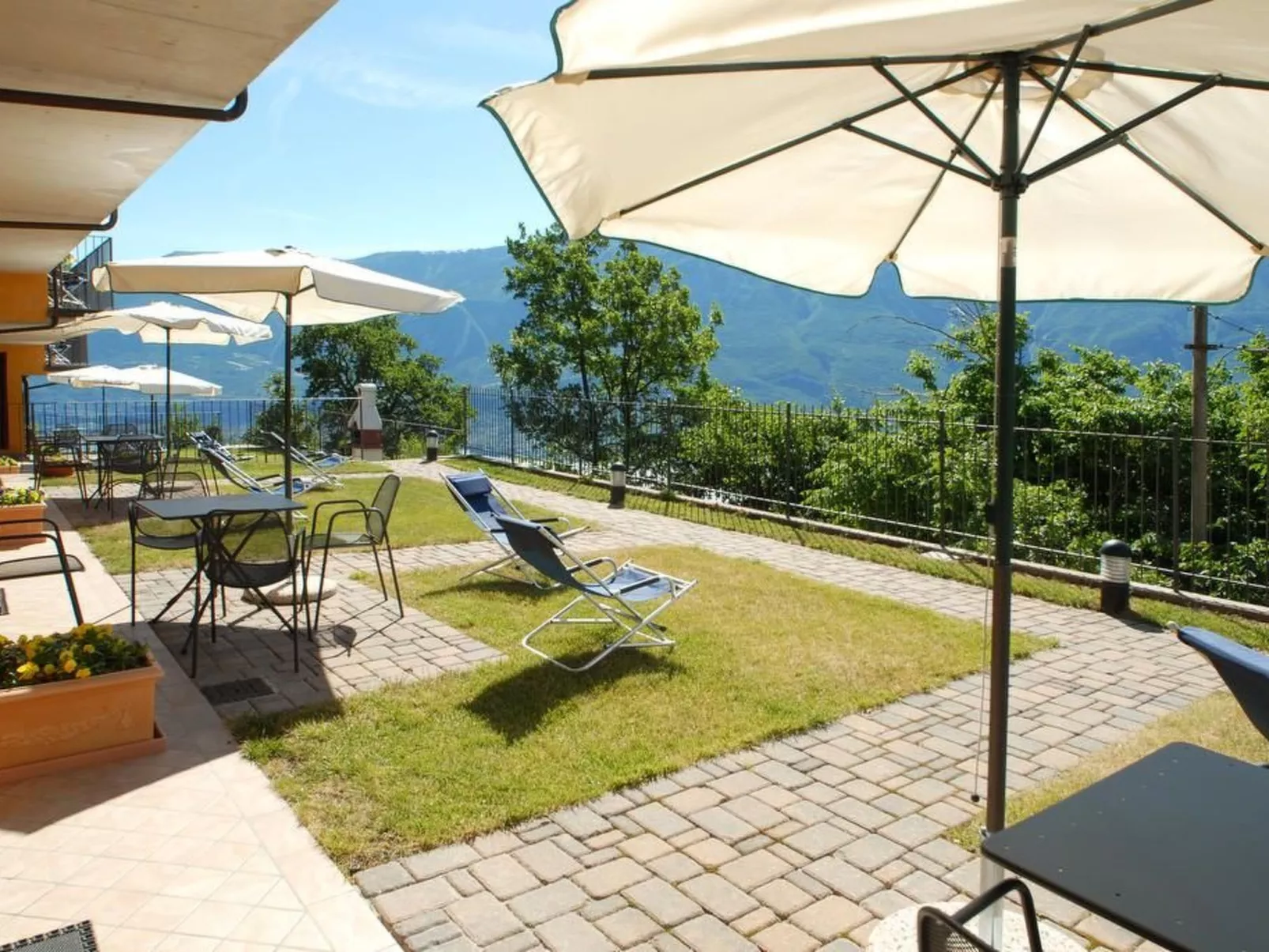 "Dreizimmerwohnung mit Balkon-Draußen