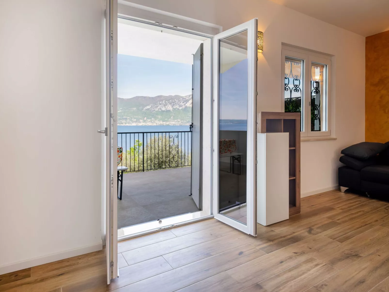 Privater Pool und herrlicher Seeblick-Drinnen