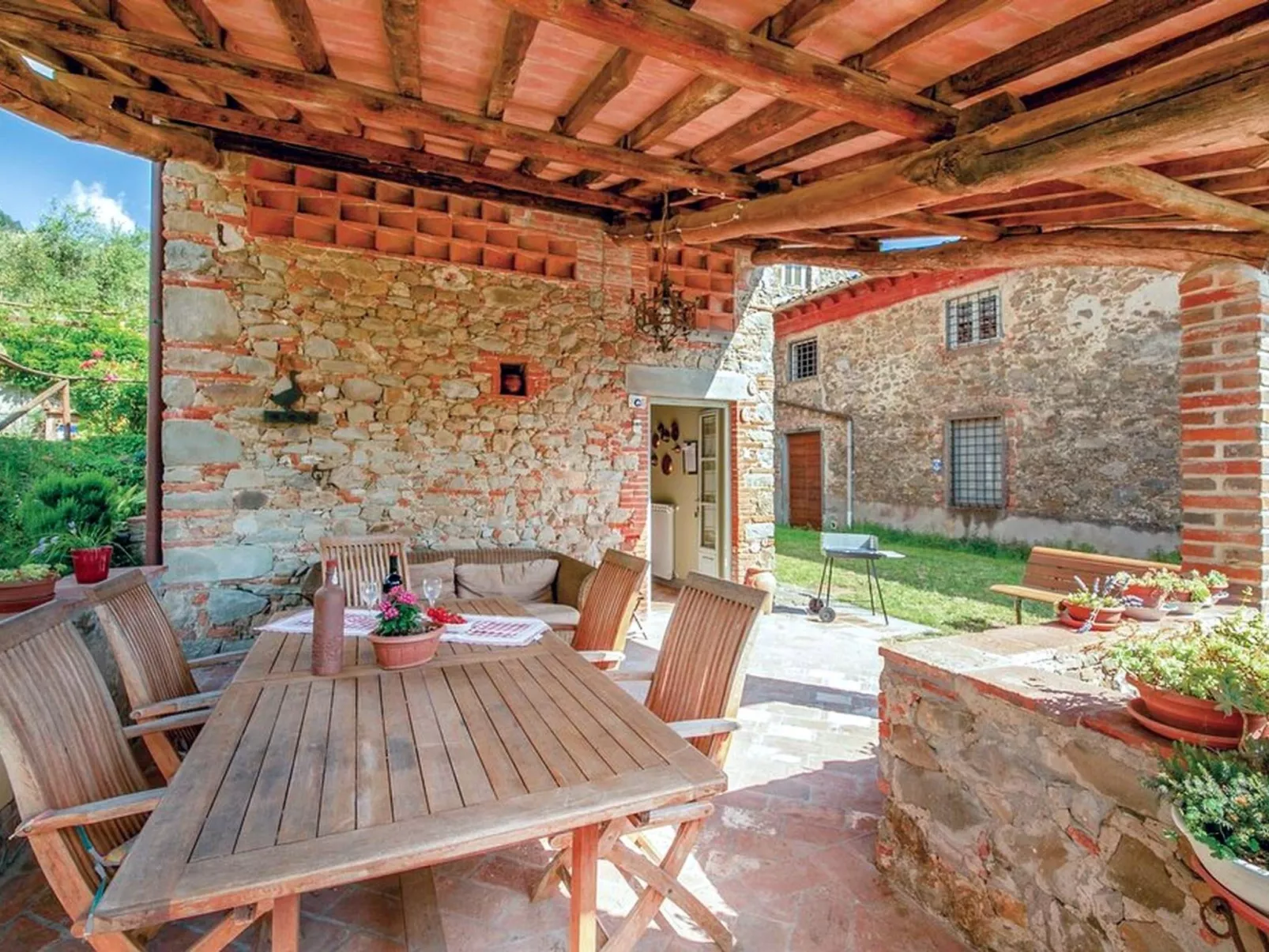 Haus mit Garten, Terrasse, in den Hügeln von Lucca-Image-tags.info