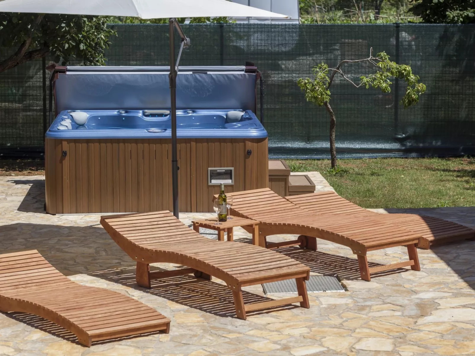 In Vintijan mit Großem Whirlpool-Outside