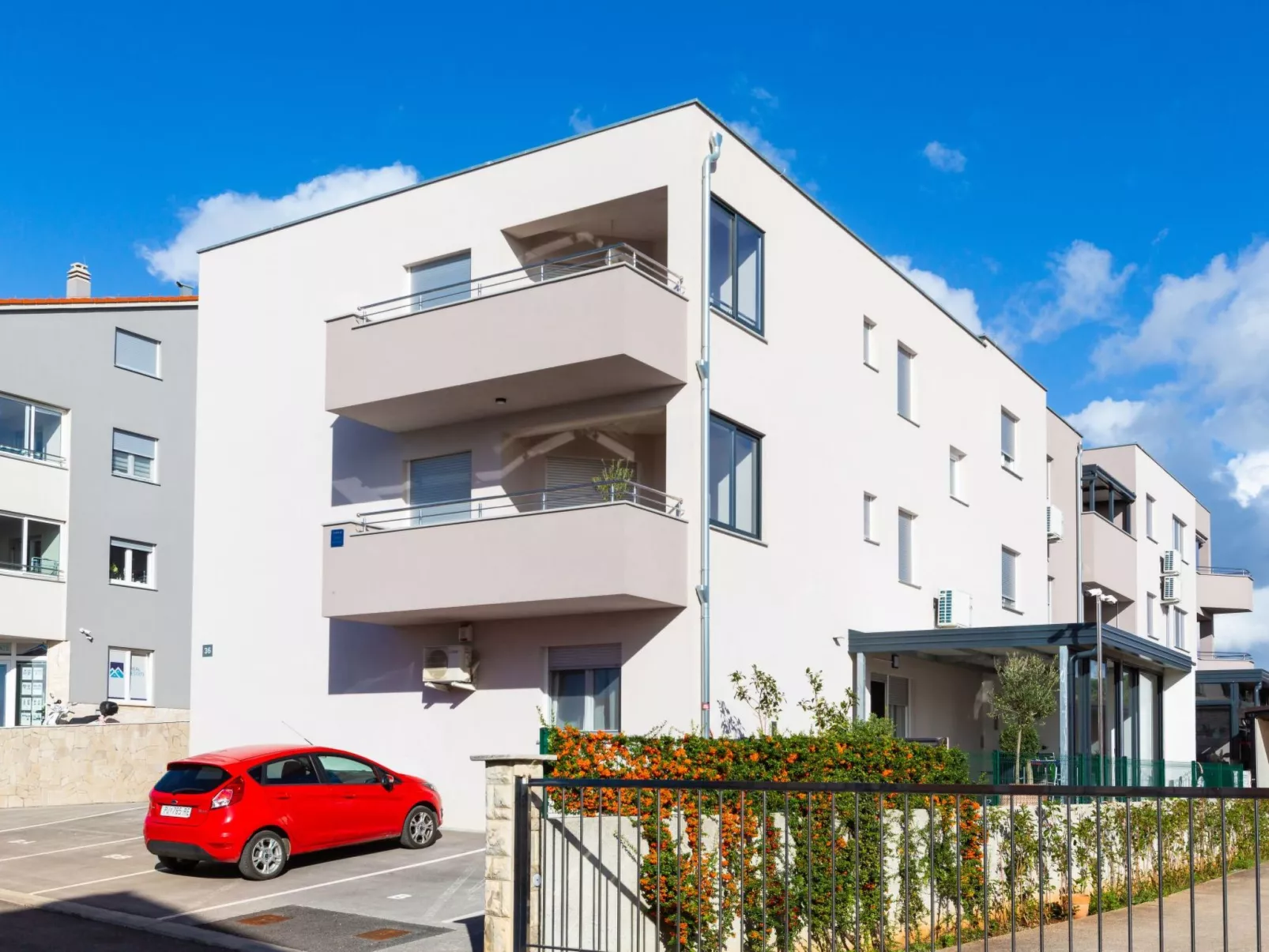 Modernes Apartment As Veliki mit Terrasse-Draußen
