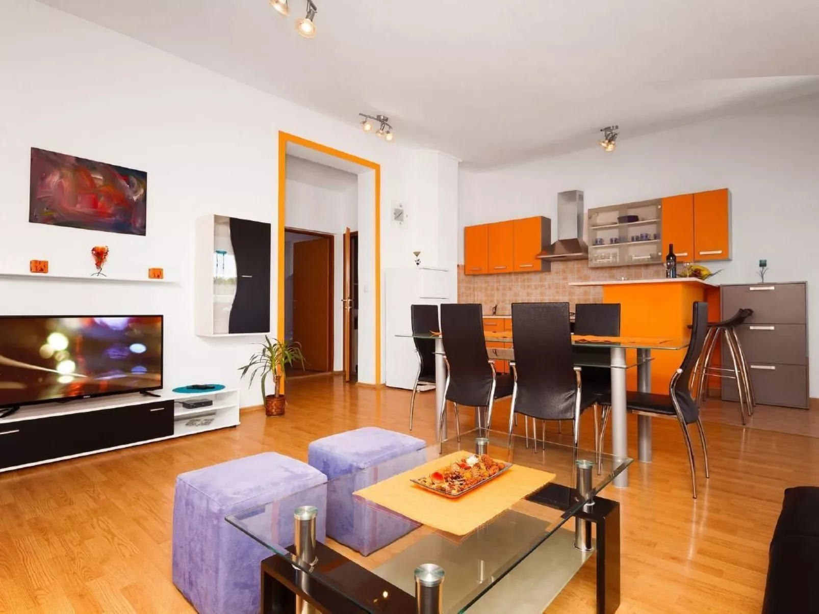 Mit Jacuzzi in Villa mit Parkplatz-Drinnen