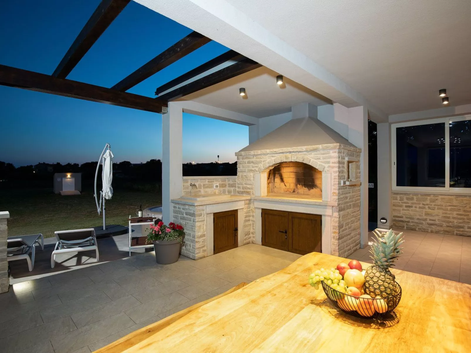 In Pomer mit Parkplatz-Draußen