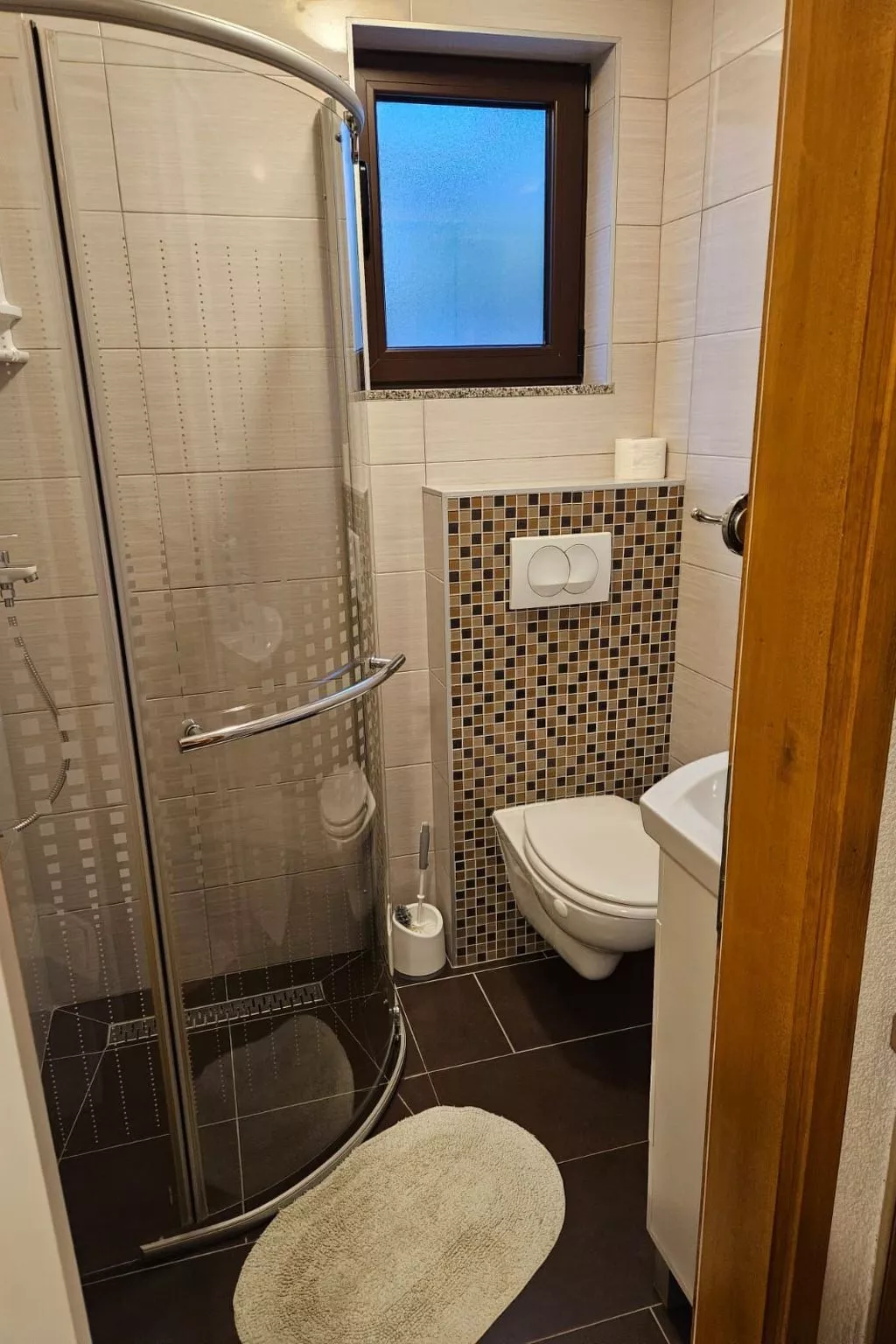 "Second" mit Terrasse-Drinnen