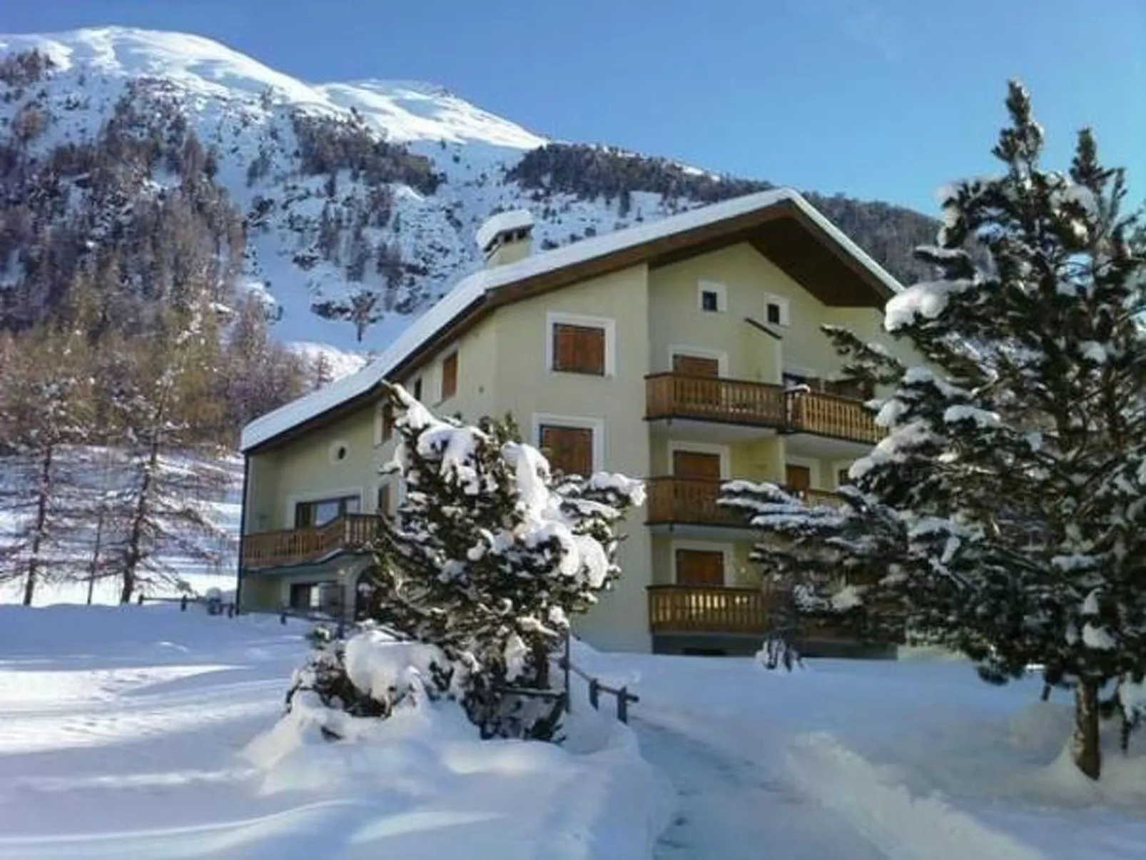 Chesa Auricula-Outside