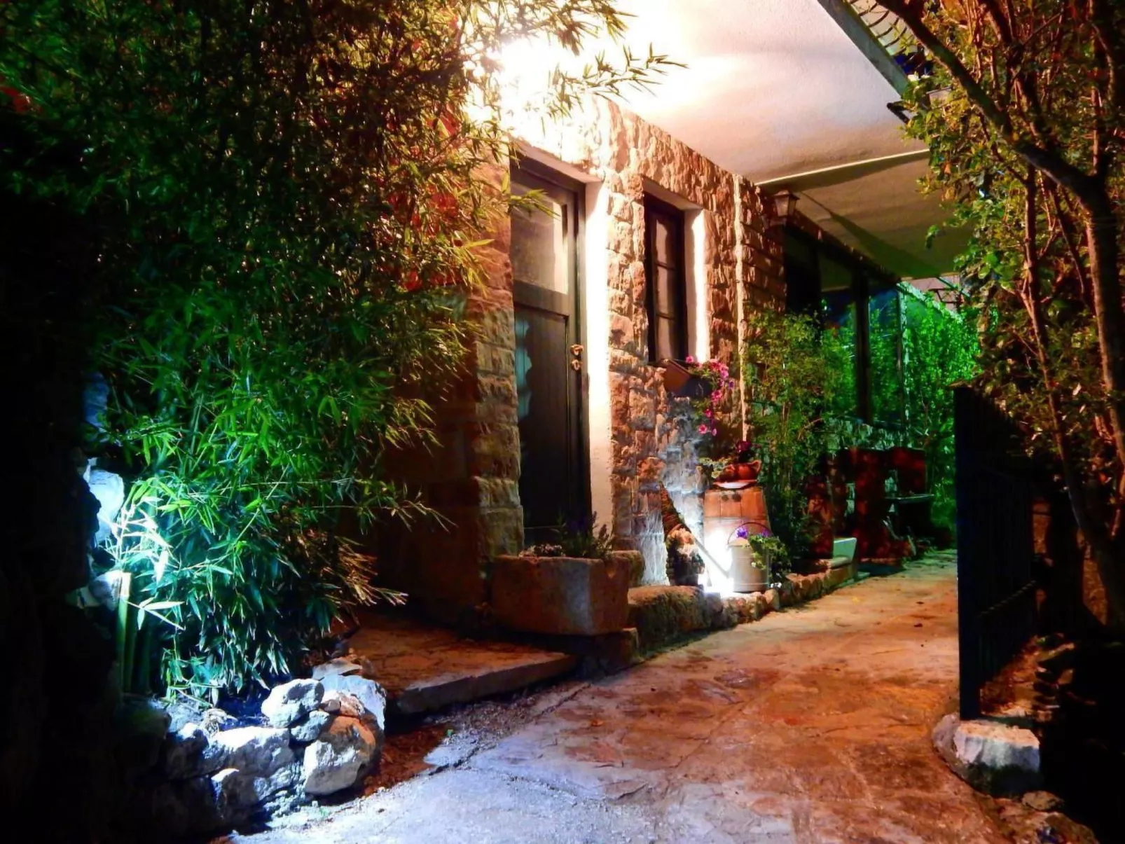 Schönes Haus in Makarska mit privatem Parkplatz-Draußen