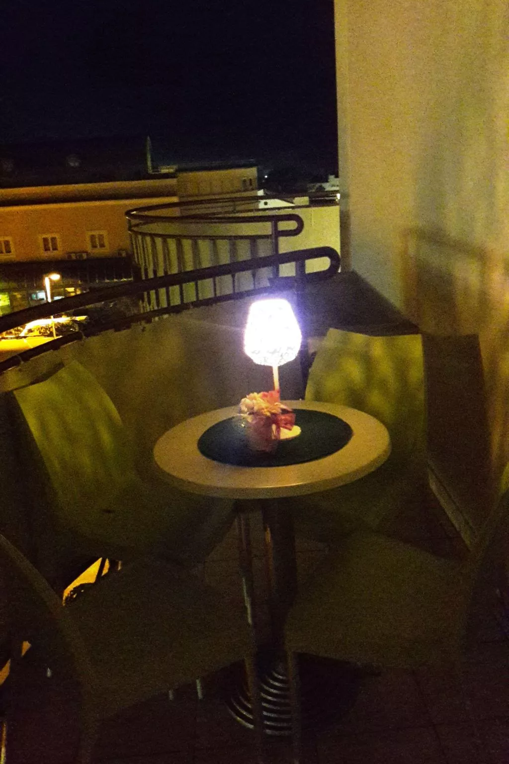 Mit Blick auf das Wasser-Dedans