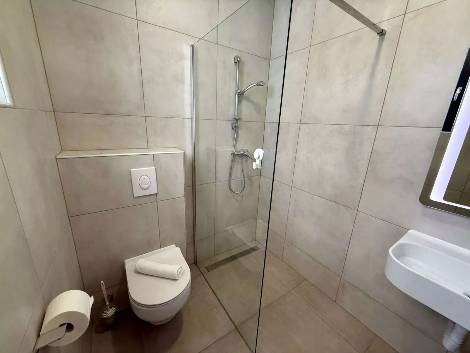 Schöne moderne Villa v-Dedans