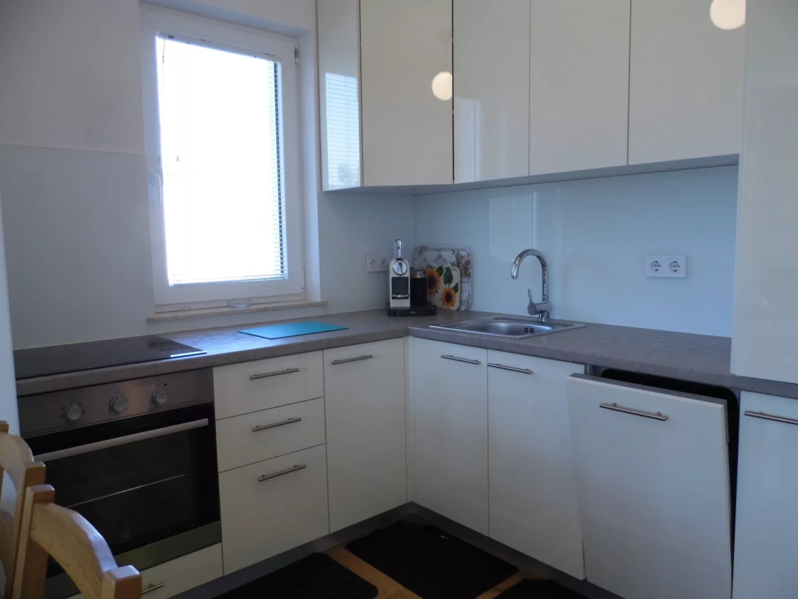 Modernes Apartment mit teilweisem Meerblick-Inside