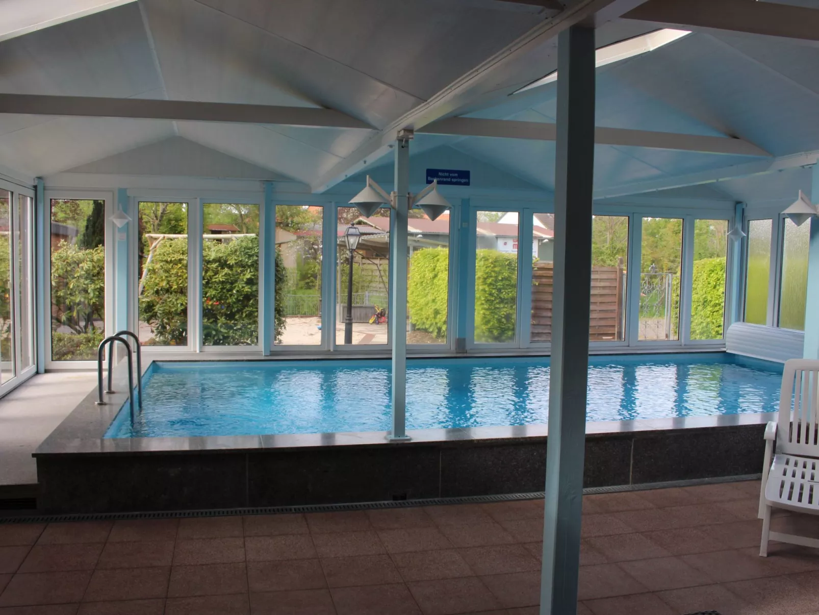 Geräumige Ferienwohnung in Burhave mit Grill, Garten und Pool-Draußen