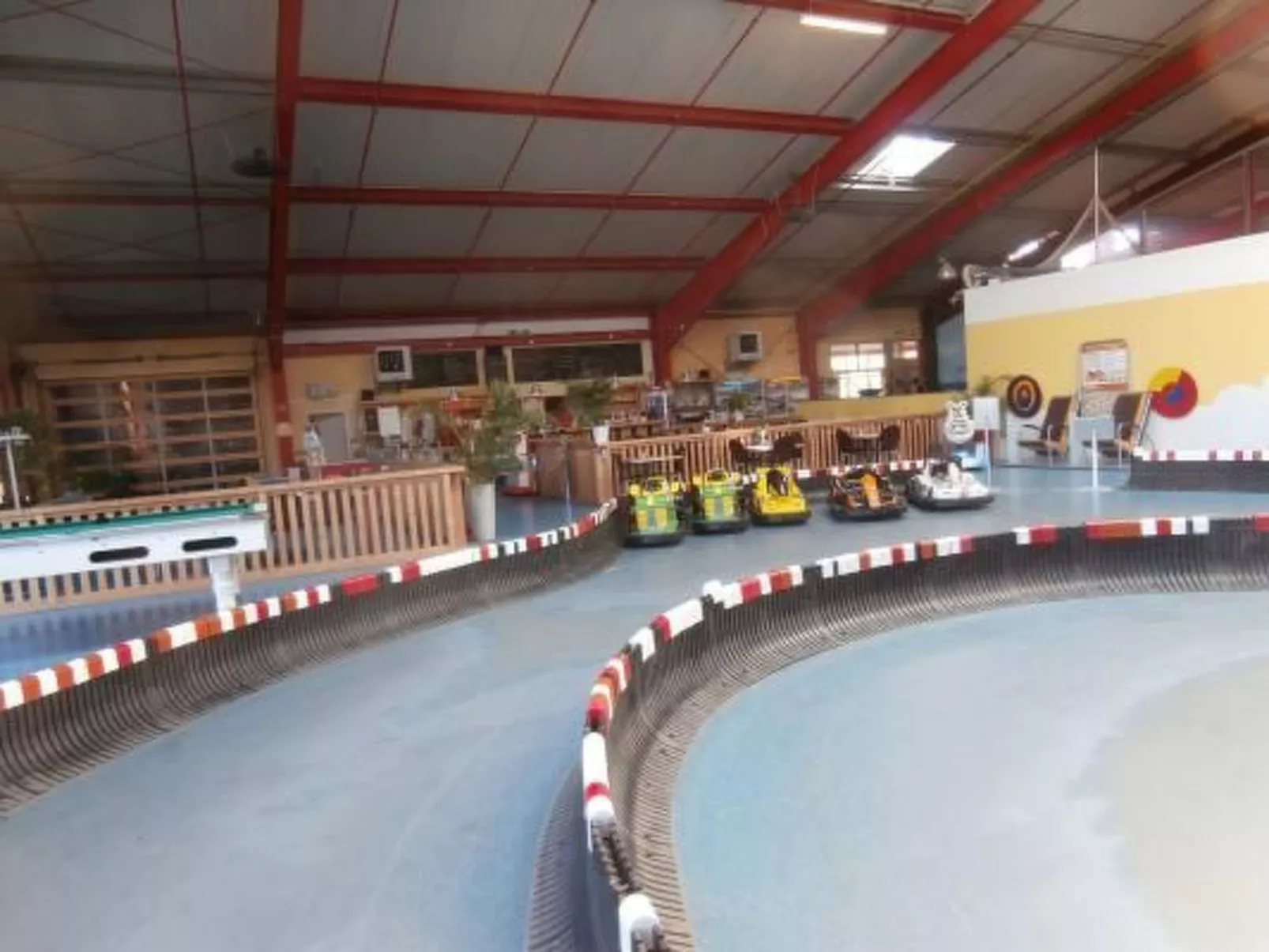 Uriges Ferienhaus mit Garten und Grill-Draußen