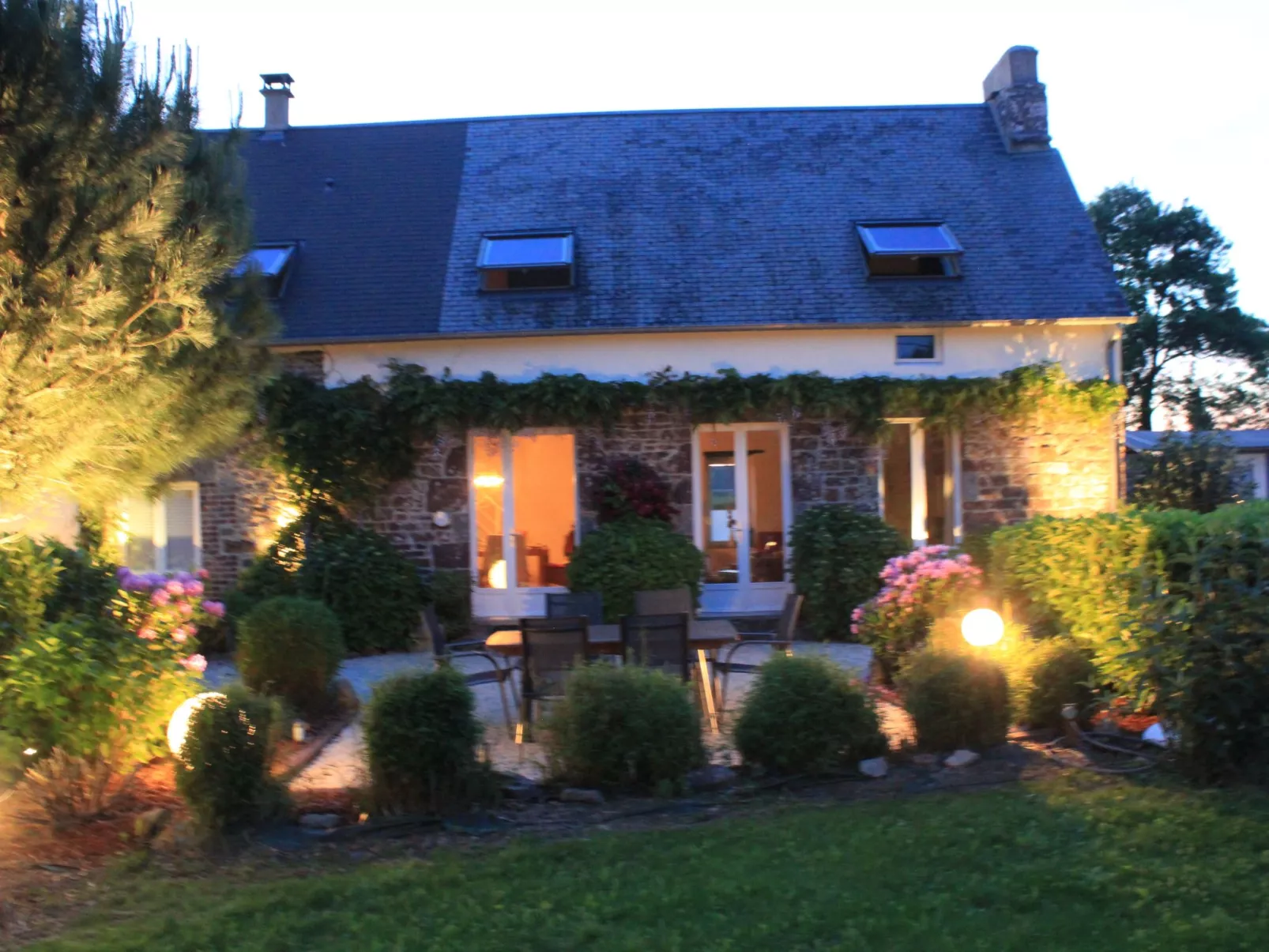 In Sourdeval Les Bois mit Garten-Outside