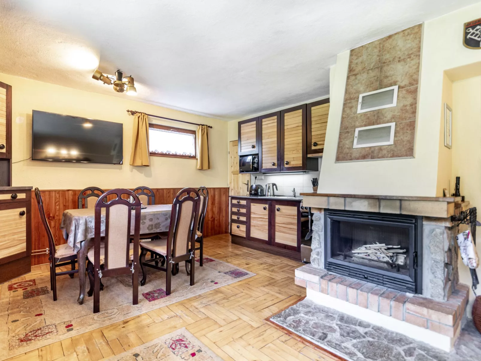 Chalet "Chestnut cottage" in den Bergen.-Image-tags.info