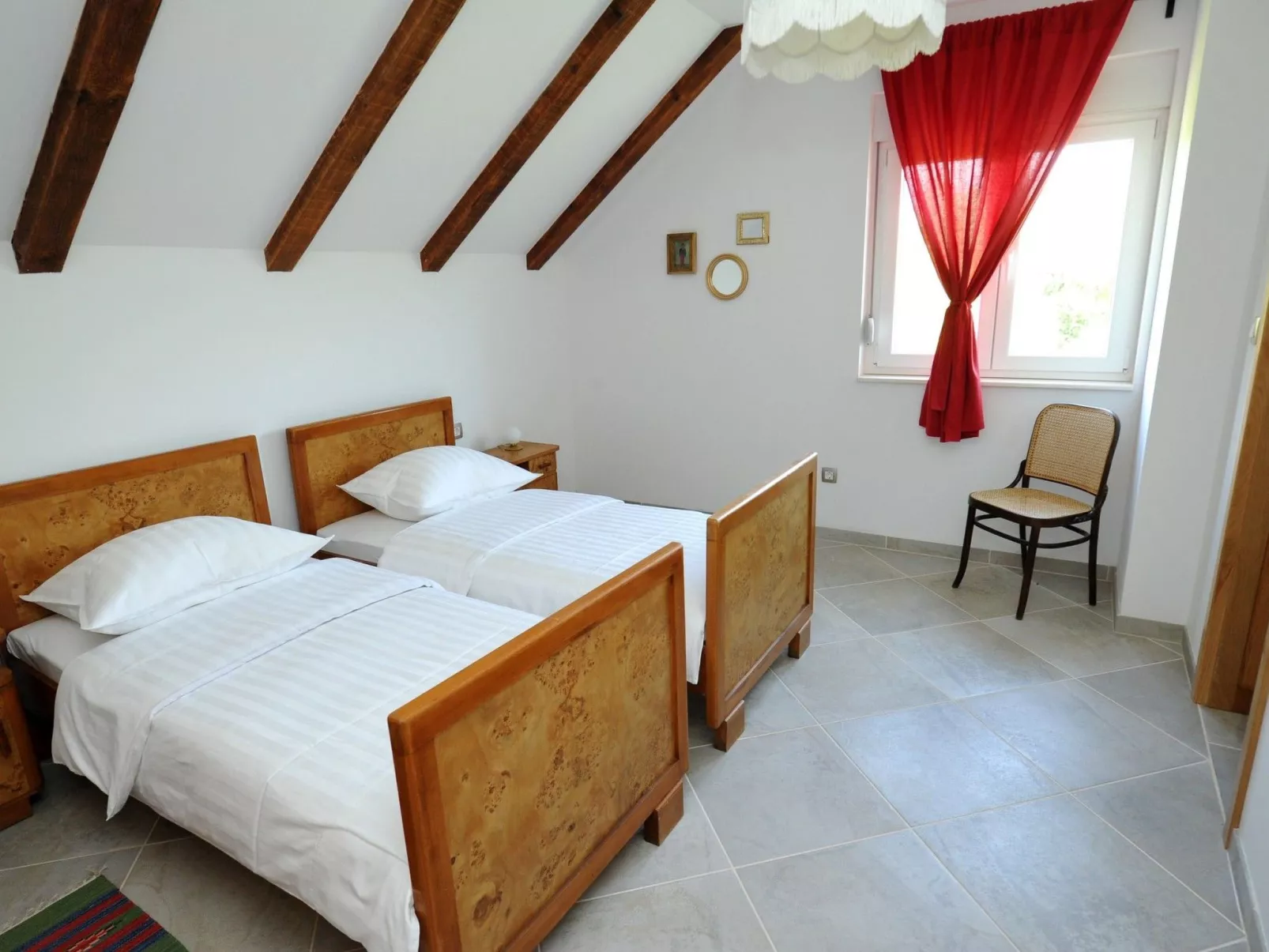 Alleinstehendes Ferienhaus mit Swimmingpool-Drinnen